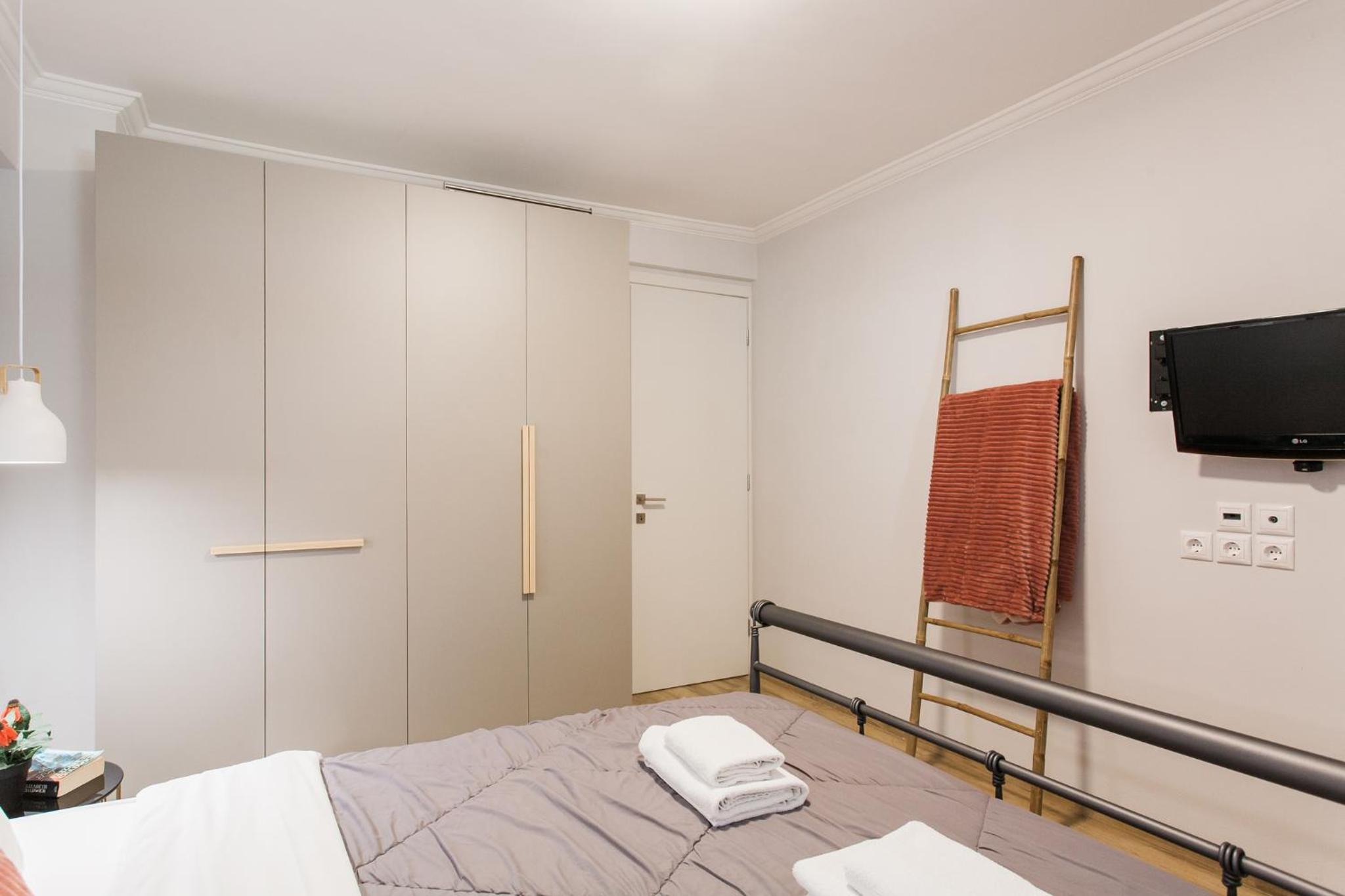 Amazing new Elegant Apt in the shadow of Acropolis (and Netflix)