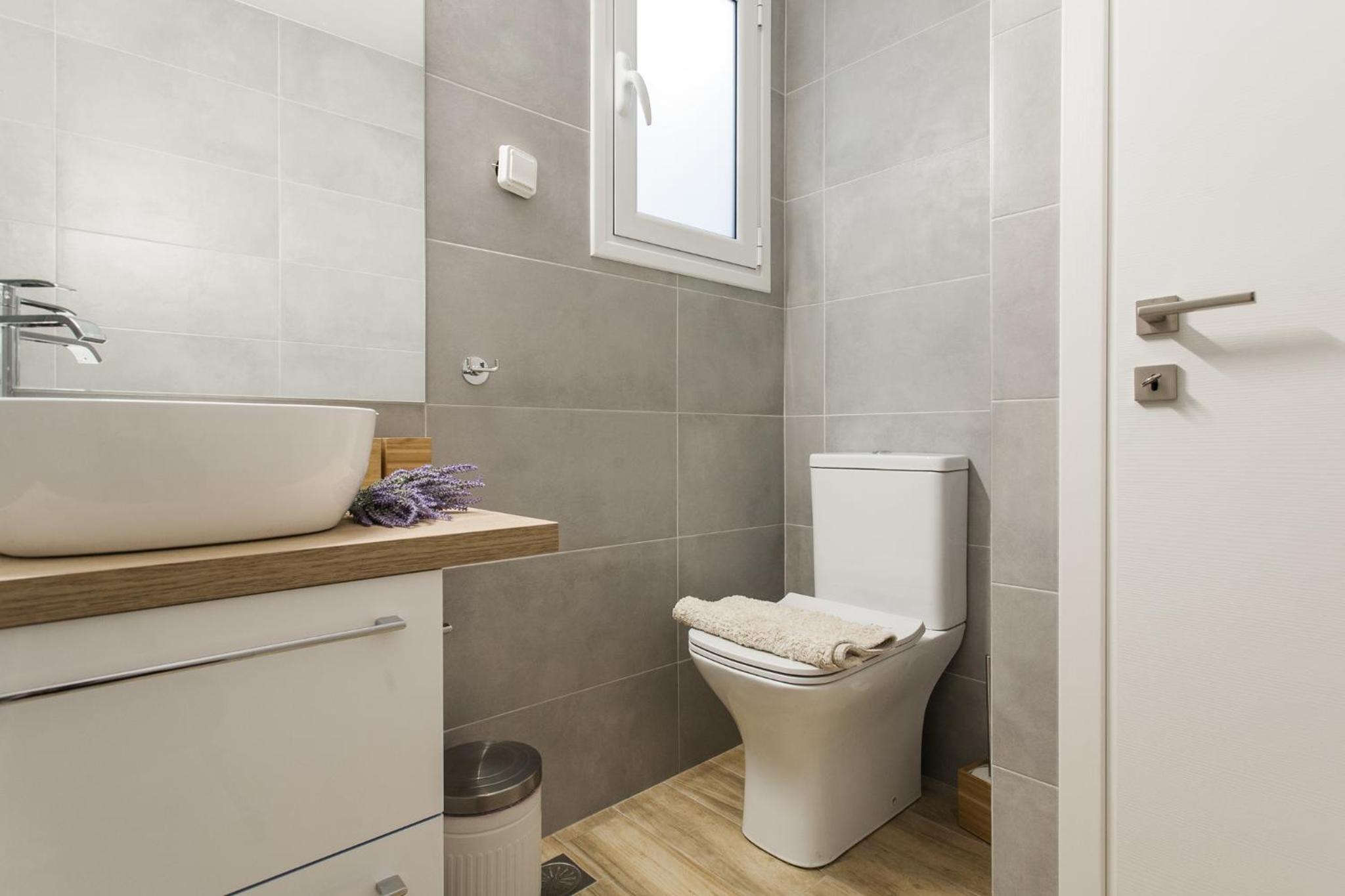 Amazing new Elegant Apt in the shadow of Acropolis (and Netflix)
