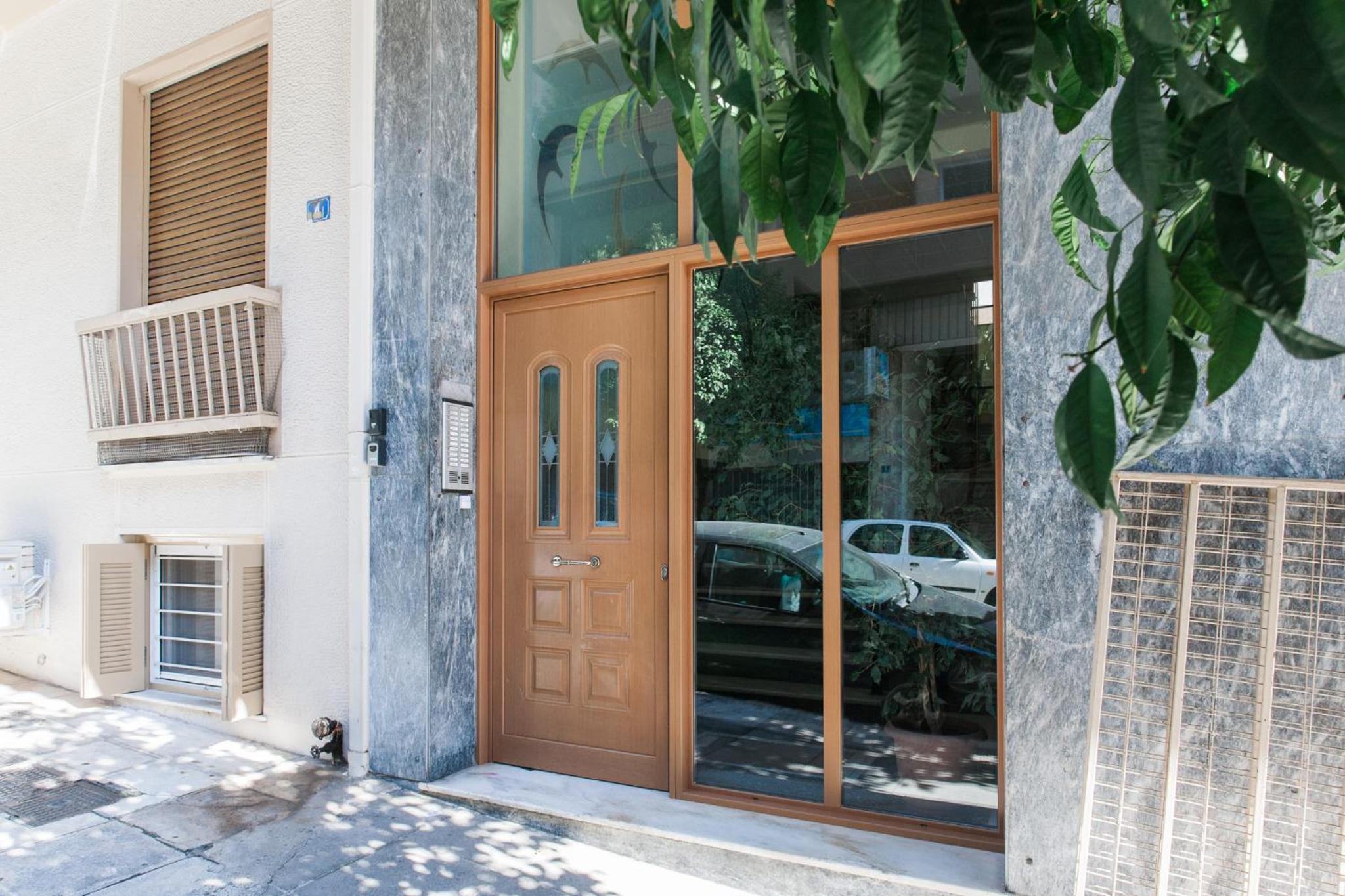 Amazing new Elegant Apt in the shadow of Acropolis (and Netflix)