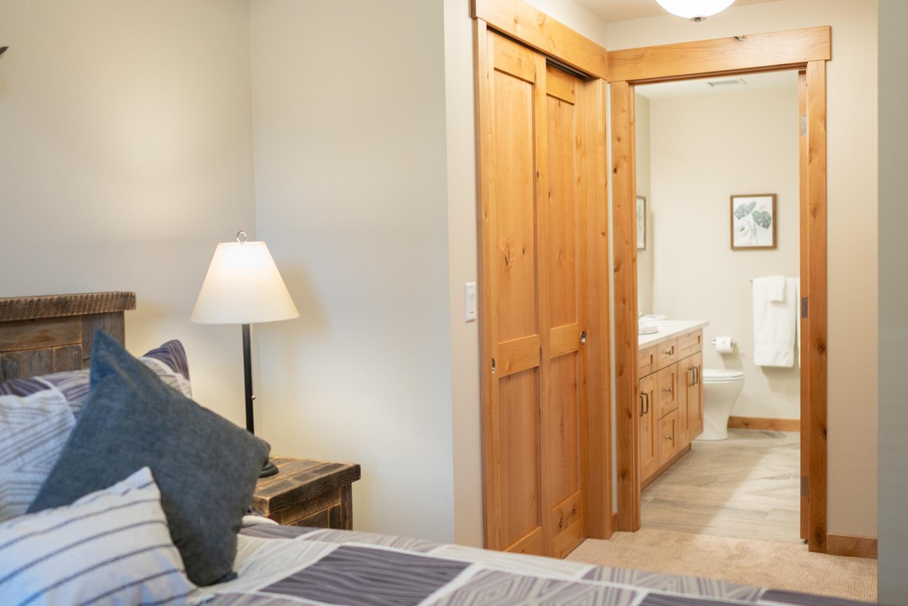 Luxury 1BR King Suite Hot Tub Couple Retreat Central Bridgette Bar