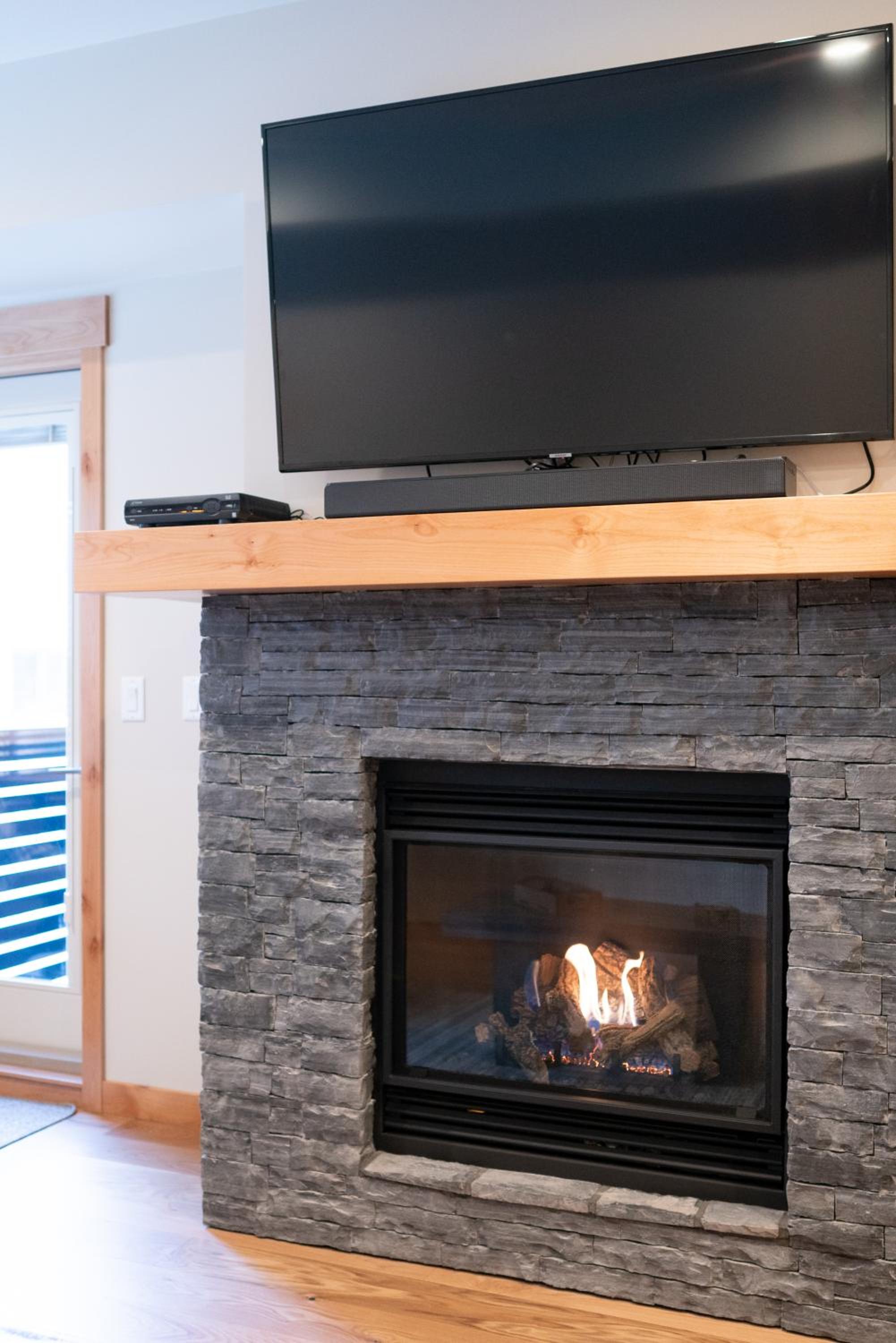 Luxury 1BR King Suite Hot Tub Couple Retreat Central Bridgette Bar