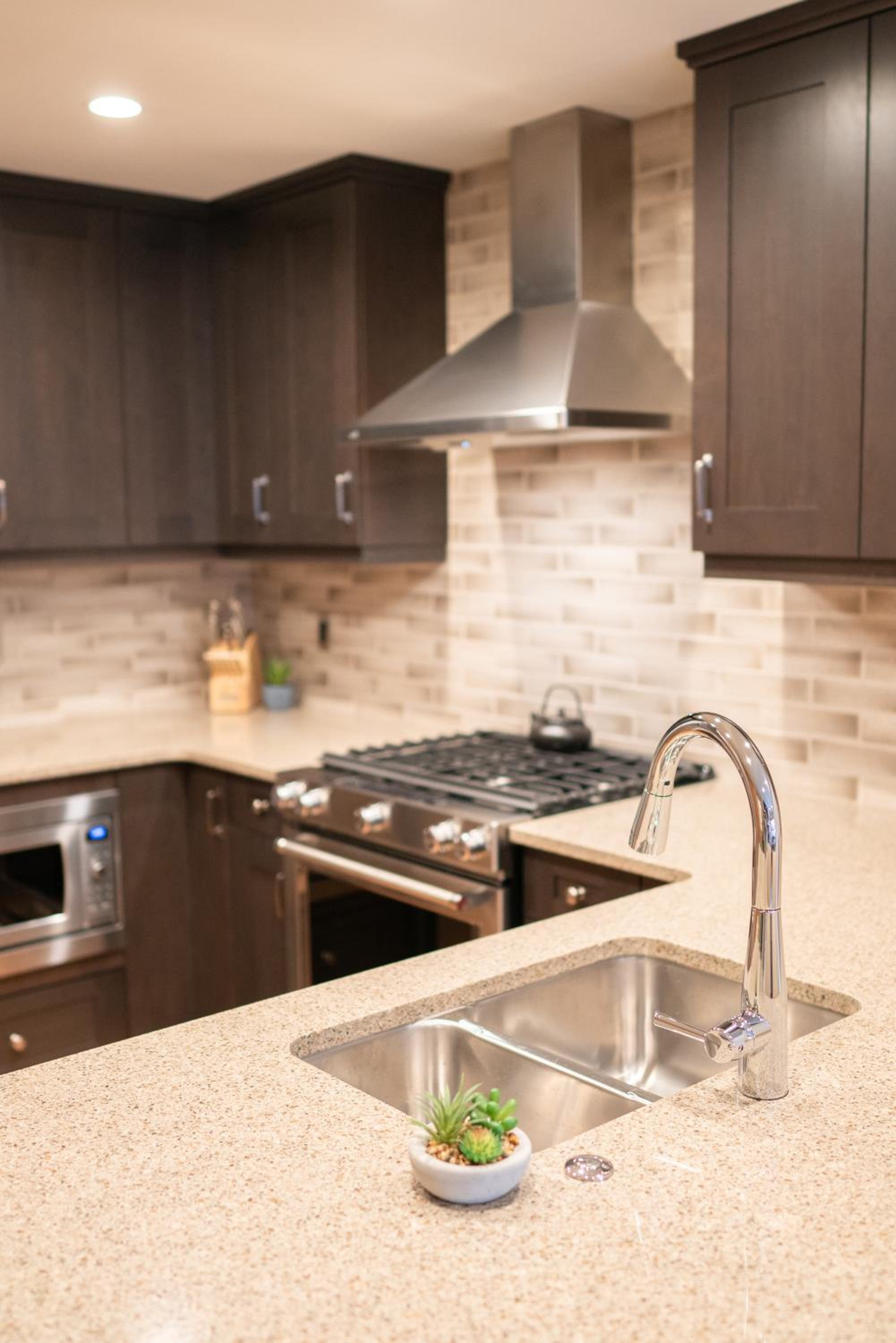 Luxury 1BR King Suite Hot Tub Couple Retreat Central Bridgette Bar