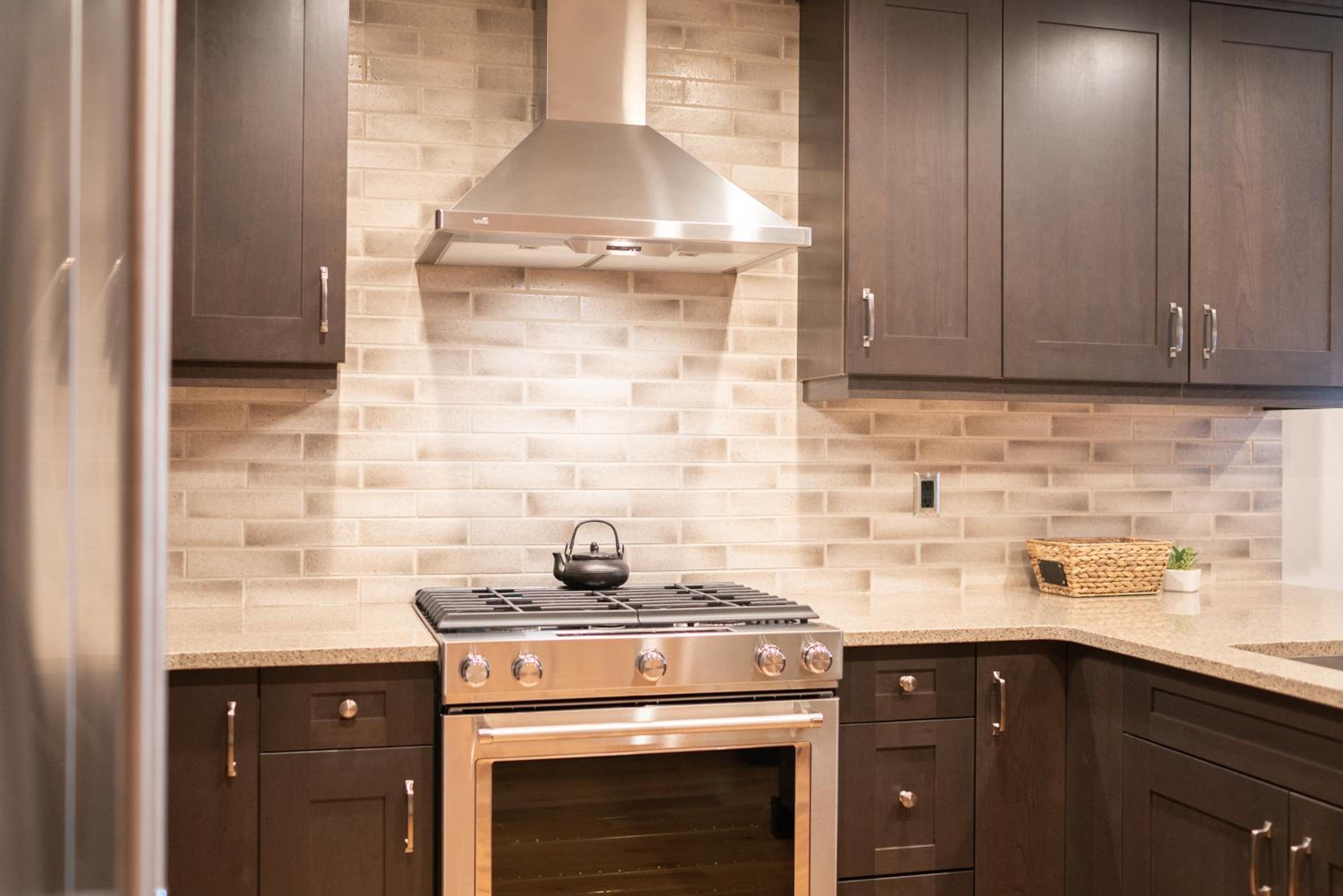 Luxury 1BR King Suite Hot Tub Couple Retreat Central Bridgette Bar