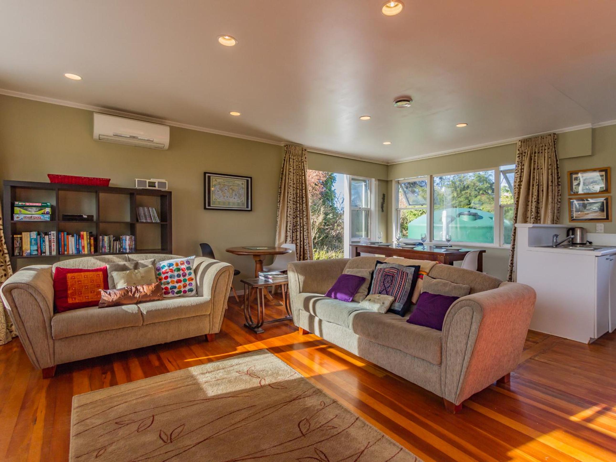 Snowcano Cottage - Rangataua Holiday Home