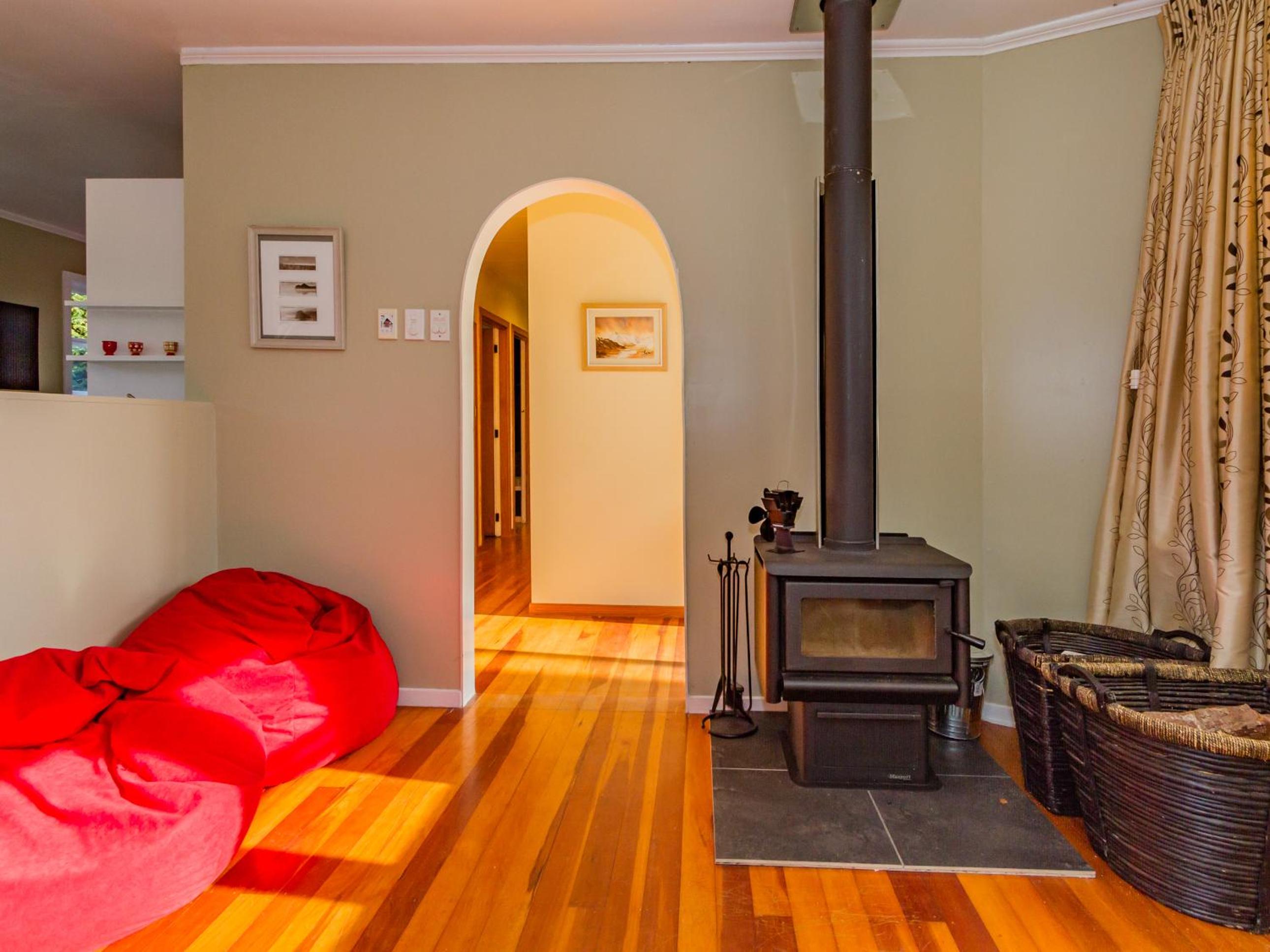 Snowcano Cottage - Rangataua Holiday Home