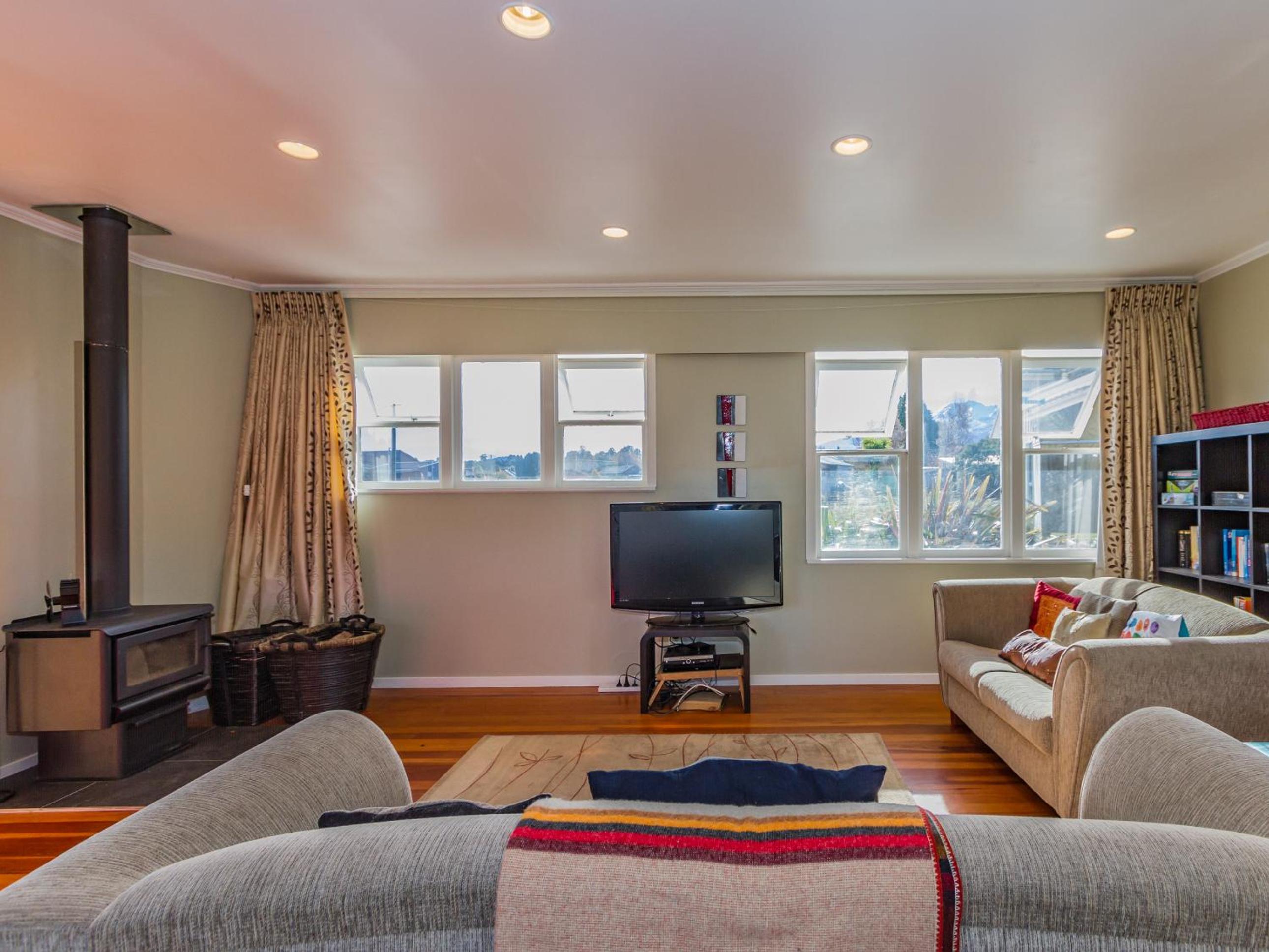 Snowcano Cottage - Rangataua Holiday Home