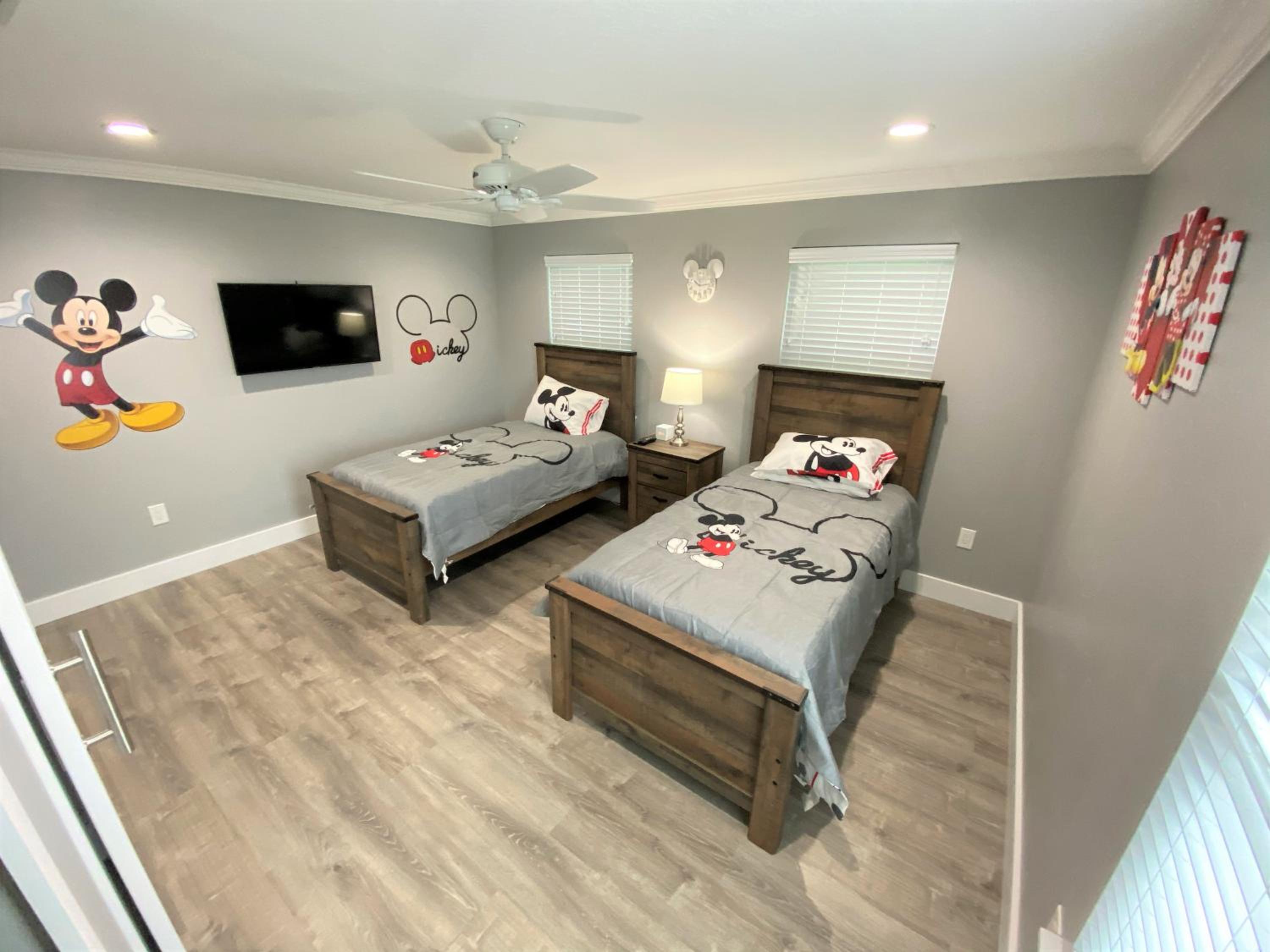 Phenomenal 7BR 4 Master Suites Southeast Pool Hot Tub Gas BBQ 2 Miles to Disney