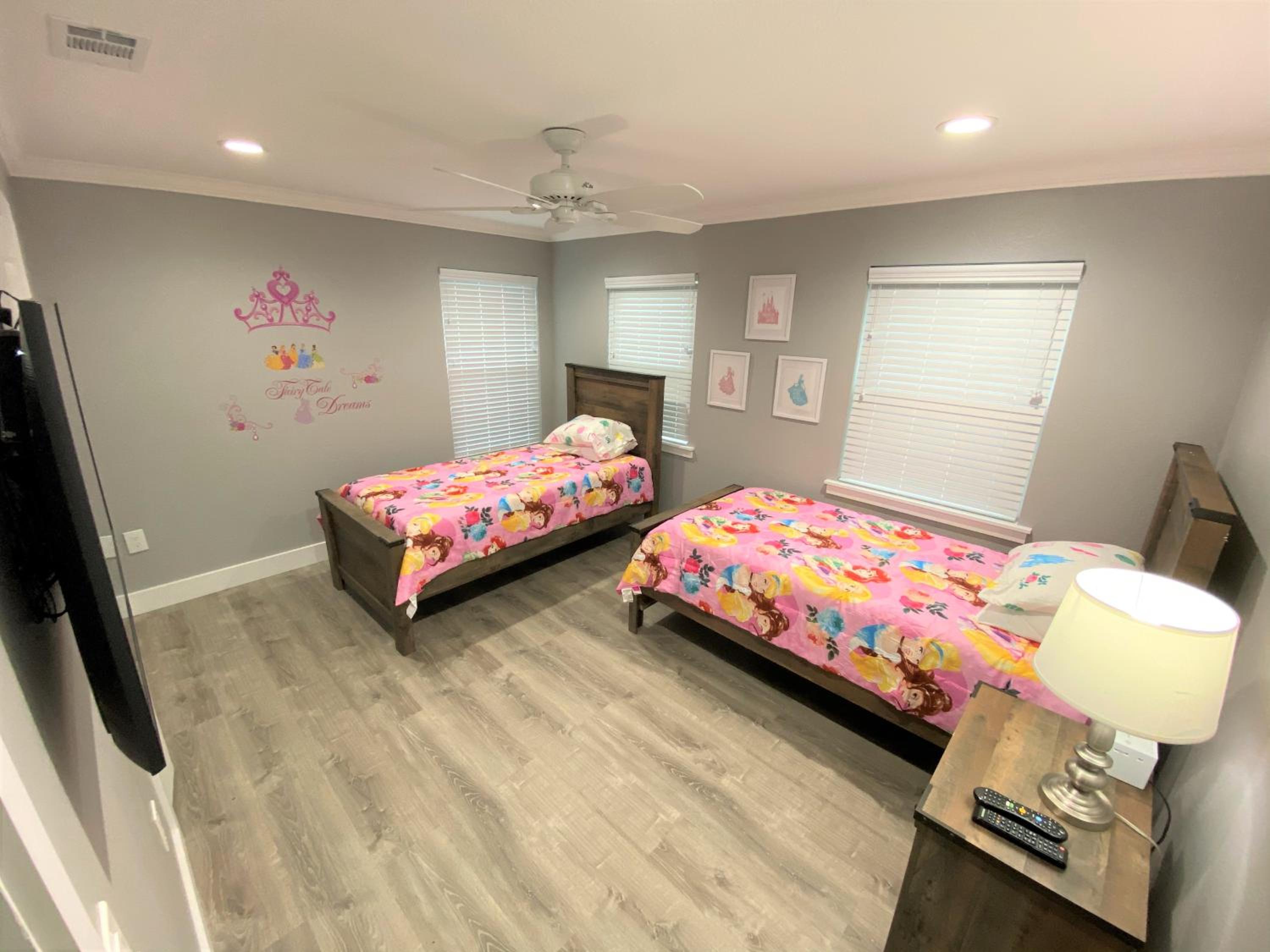 Phenomenal 7BR 4 Master Suites Southeast Pool Hot Tub Gas BBQ 2 Miles to Disney
