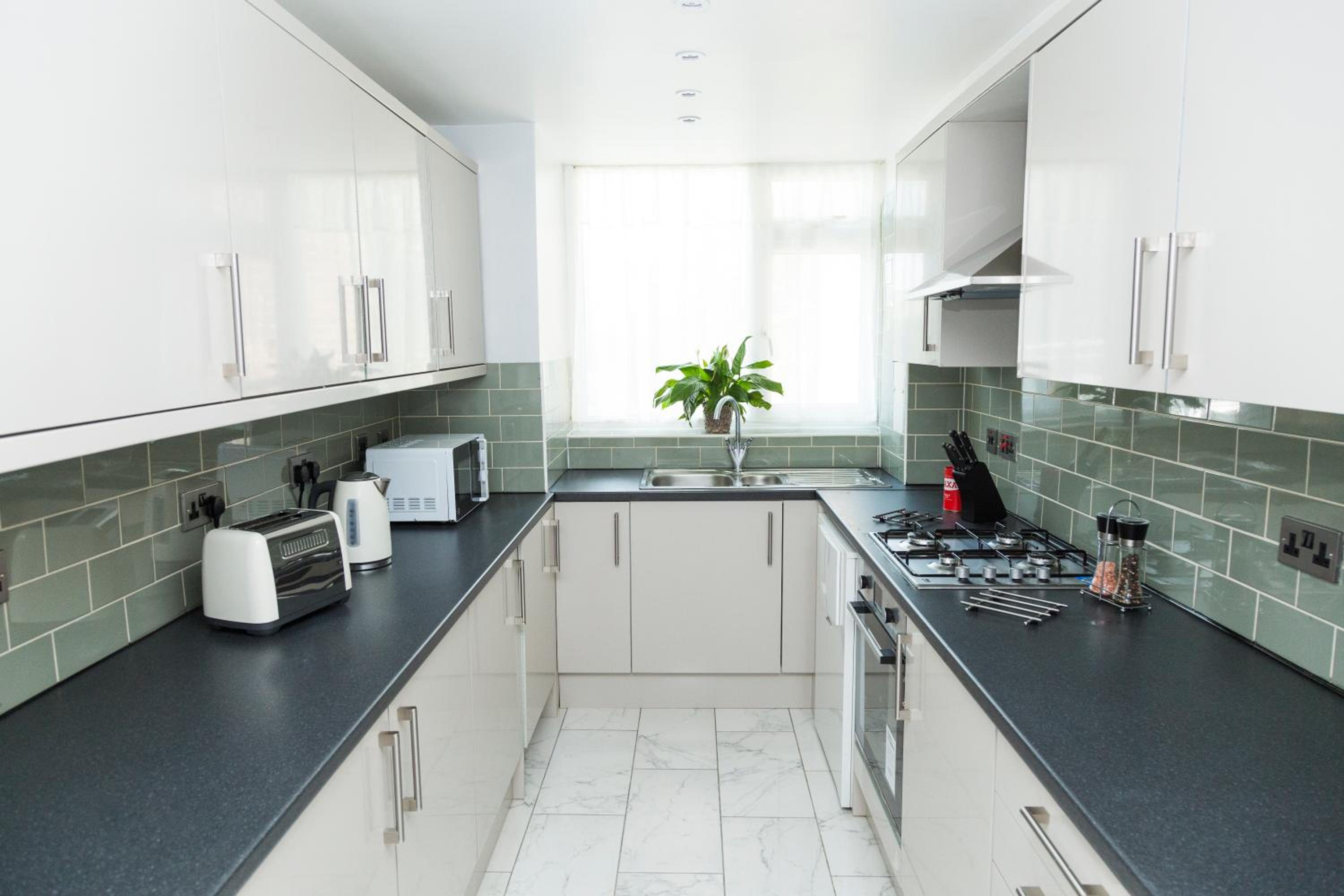 Blueville House, Bluewater, 4 Bedroom Houses, Greenhithe, Dartford, Kent-Hosted by Castile Accommodations Ltd
