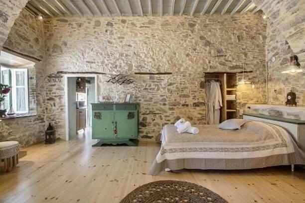 Azura, traditional residence in Ano Syros view 4