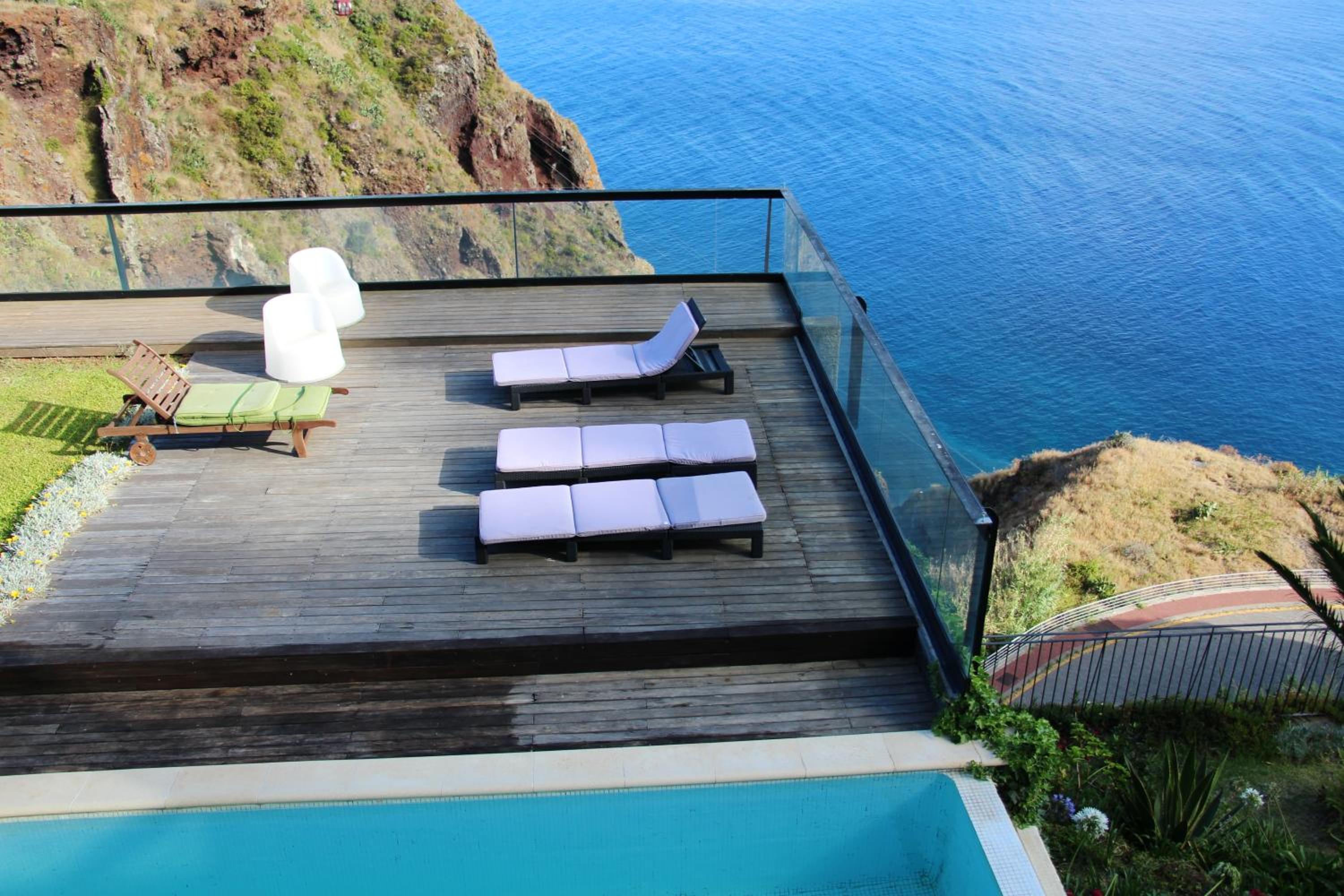 Spacious house with sea view in Caniço + private pool view 3