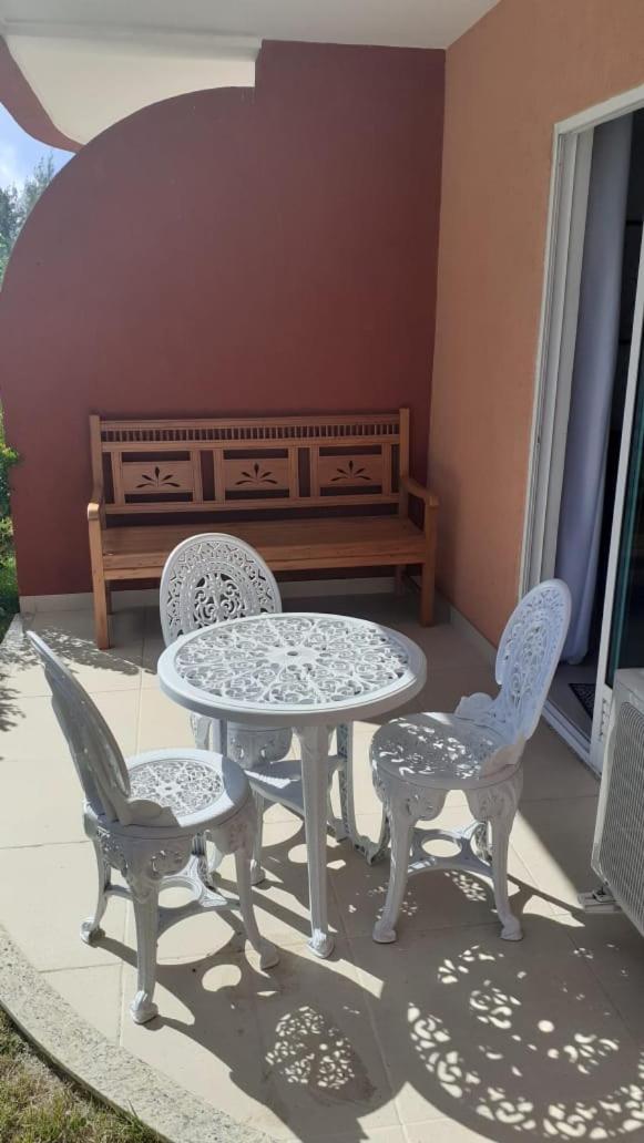 Flat com praia privativa e lazer total em Arraial