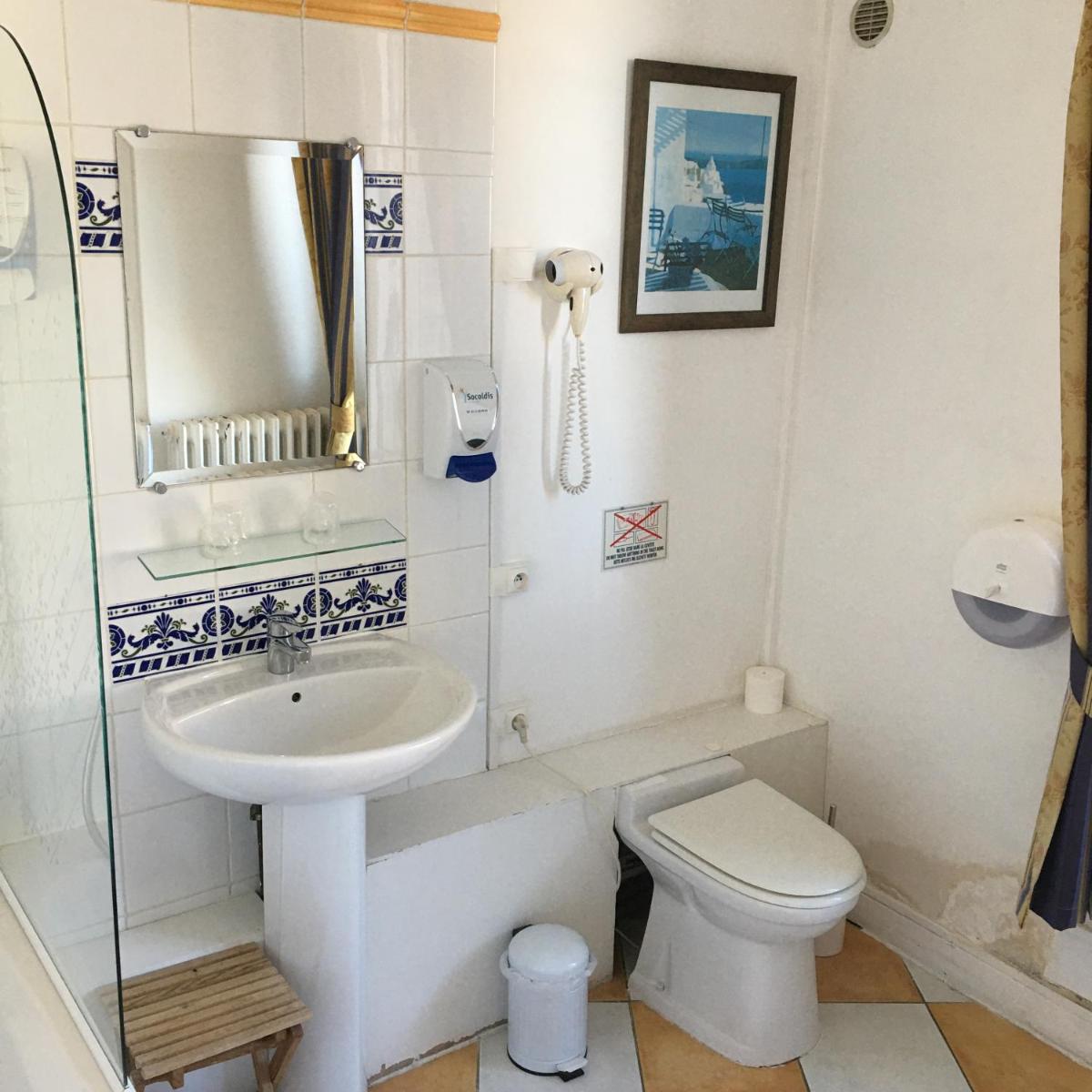 L'Art Doize en Cassel — bathroom
