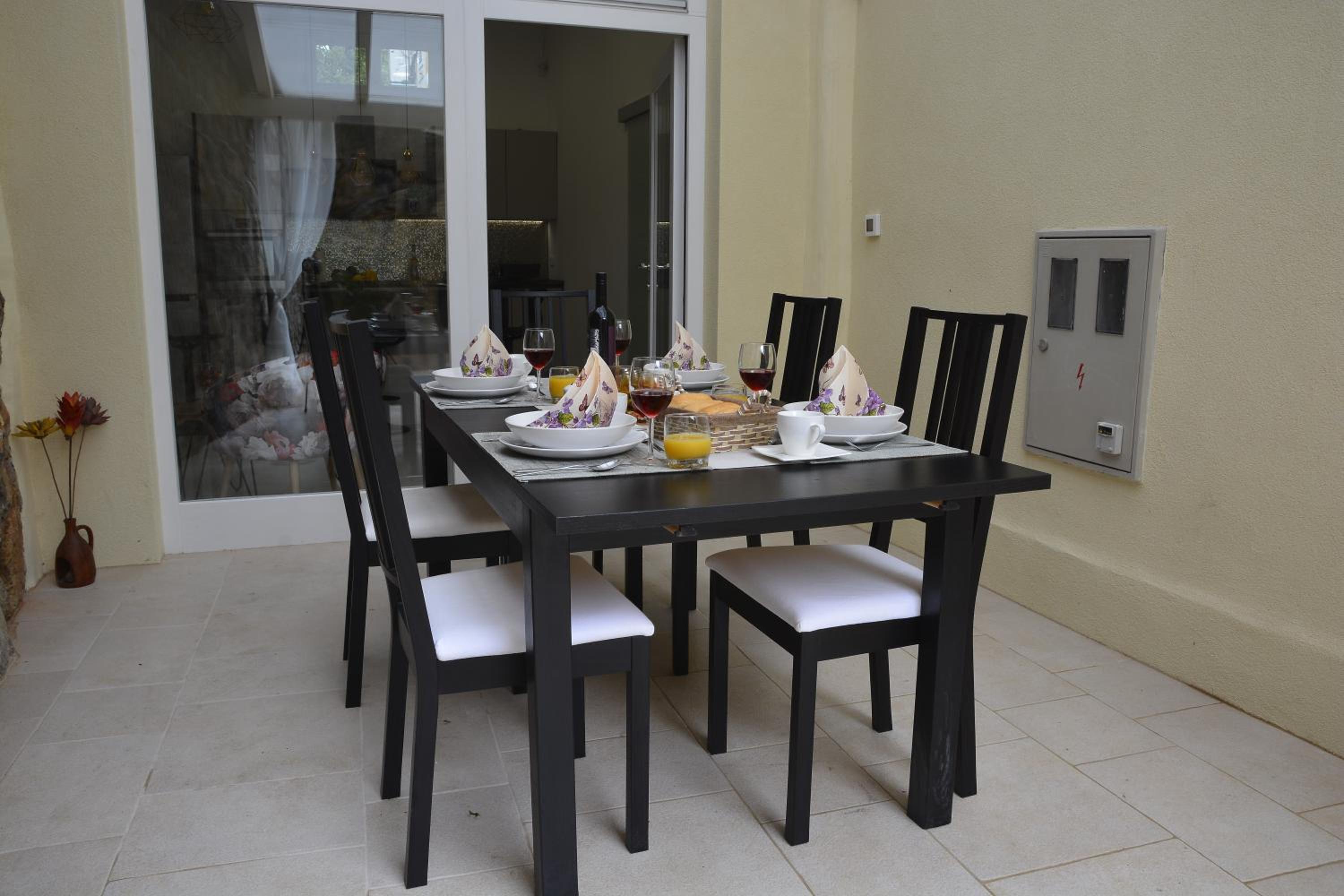 Superior Seaview Apartment view 4