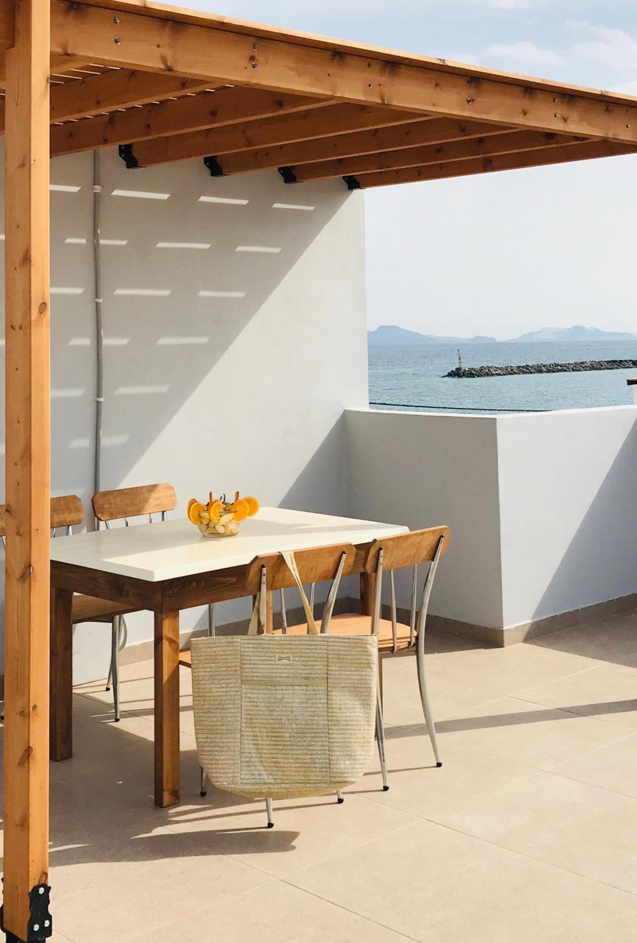 Fotakis Home - Comfortable newbuilt 2 Bedroom Home, 20 meters from the sea