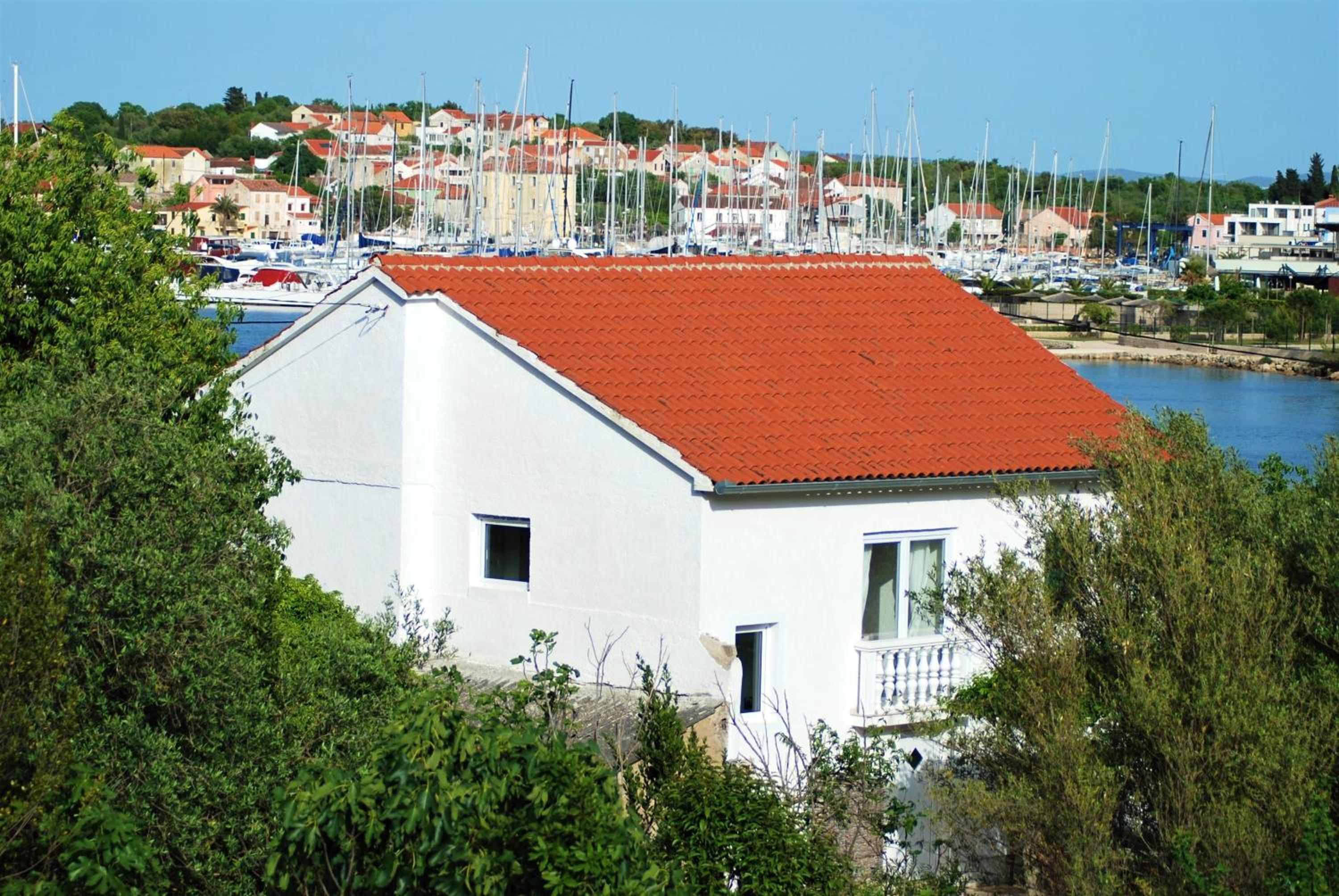Spacious house in Lukoran with sea view
