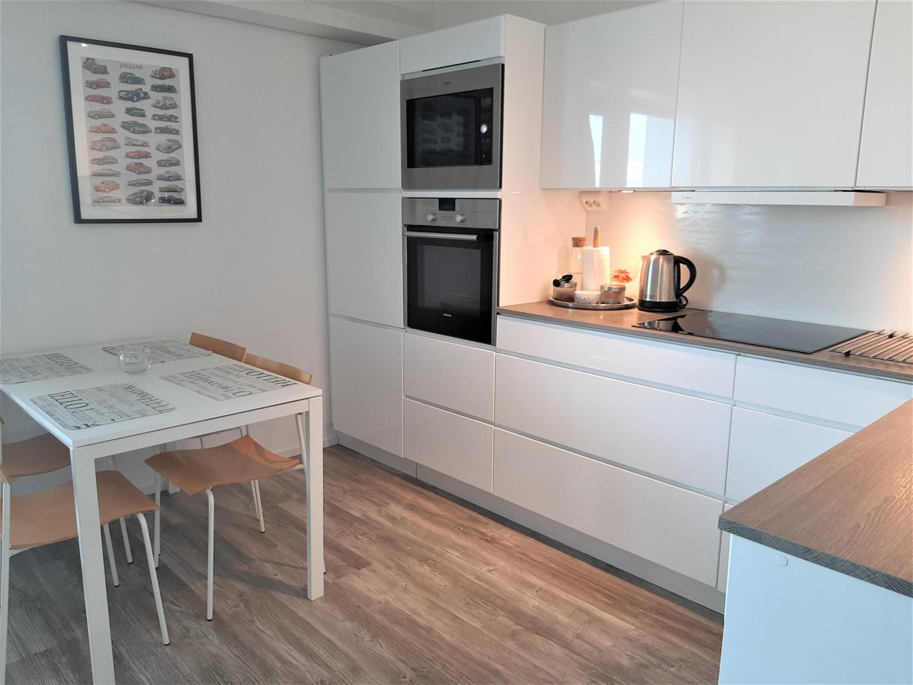 Seaside Downtown Apartment with private parking