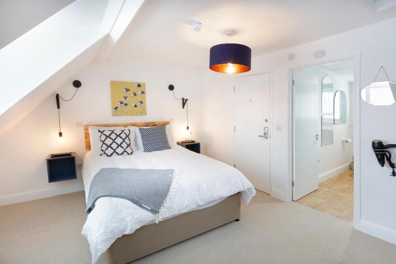 Hues - Castle Cary view 5