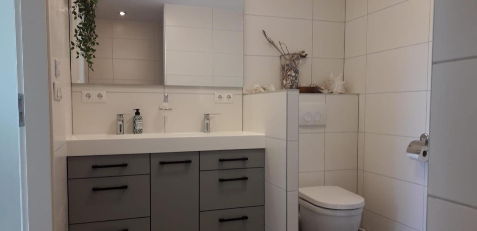 in de Boomgaard en Burgh Haamstede — bathroom