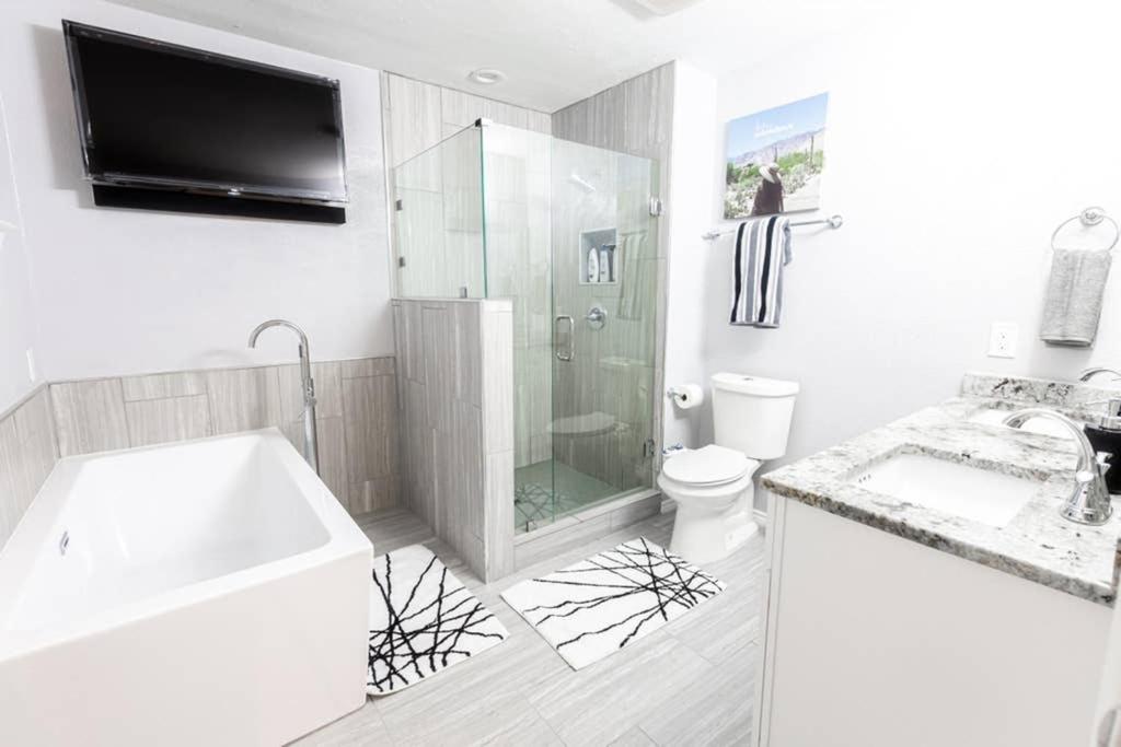 Luxury House with Heated Pool, Hot Tub, Pool Table, 4 Bedroom, 3 Bath view 3
