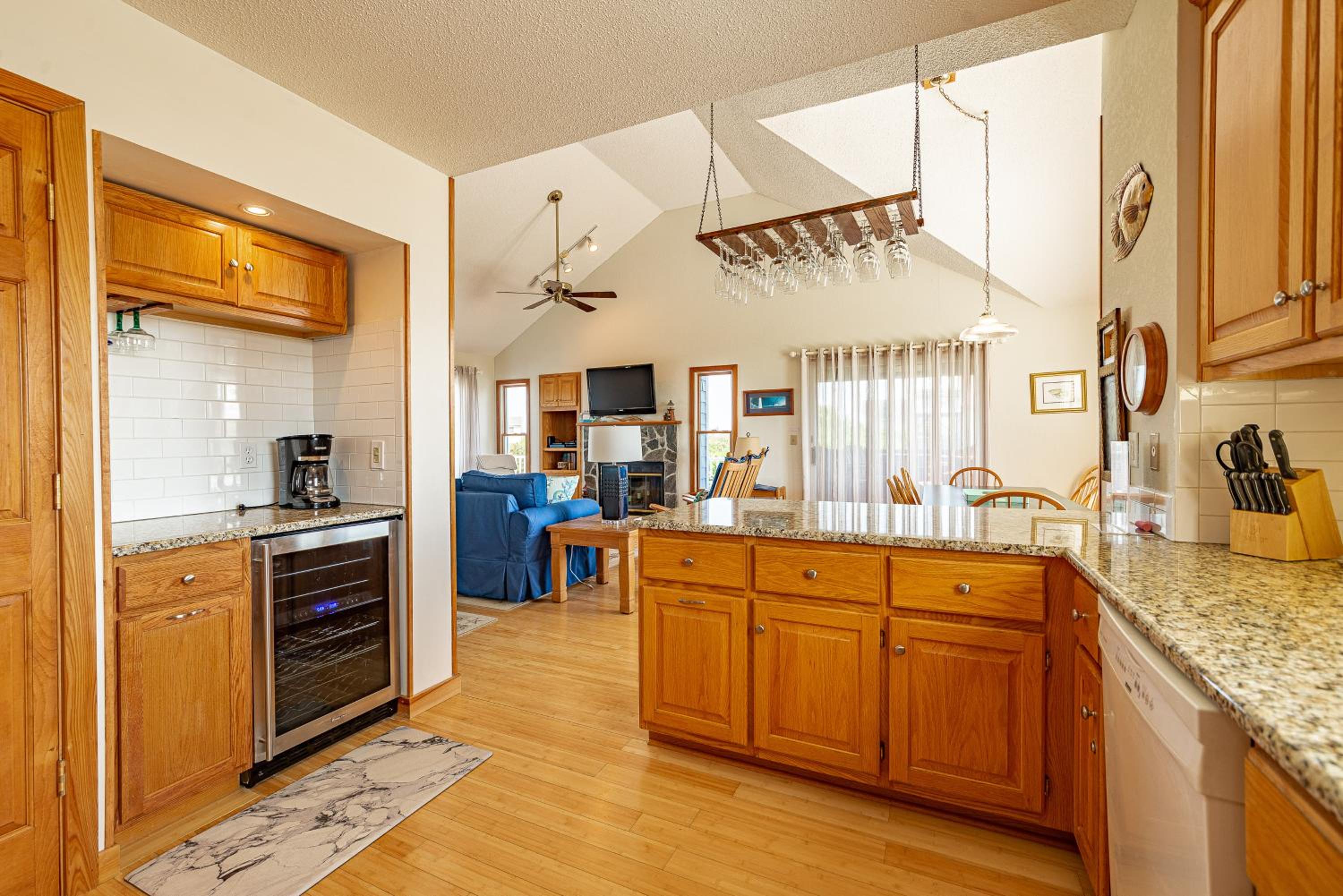 Windhaven - Corolla, Whalehead, Beach 400 Yds, Pool, Hot Tub, Tiki Bar, Pets OK, Flex Stays