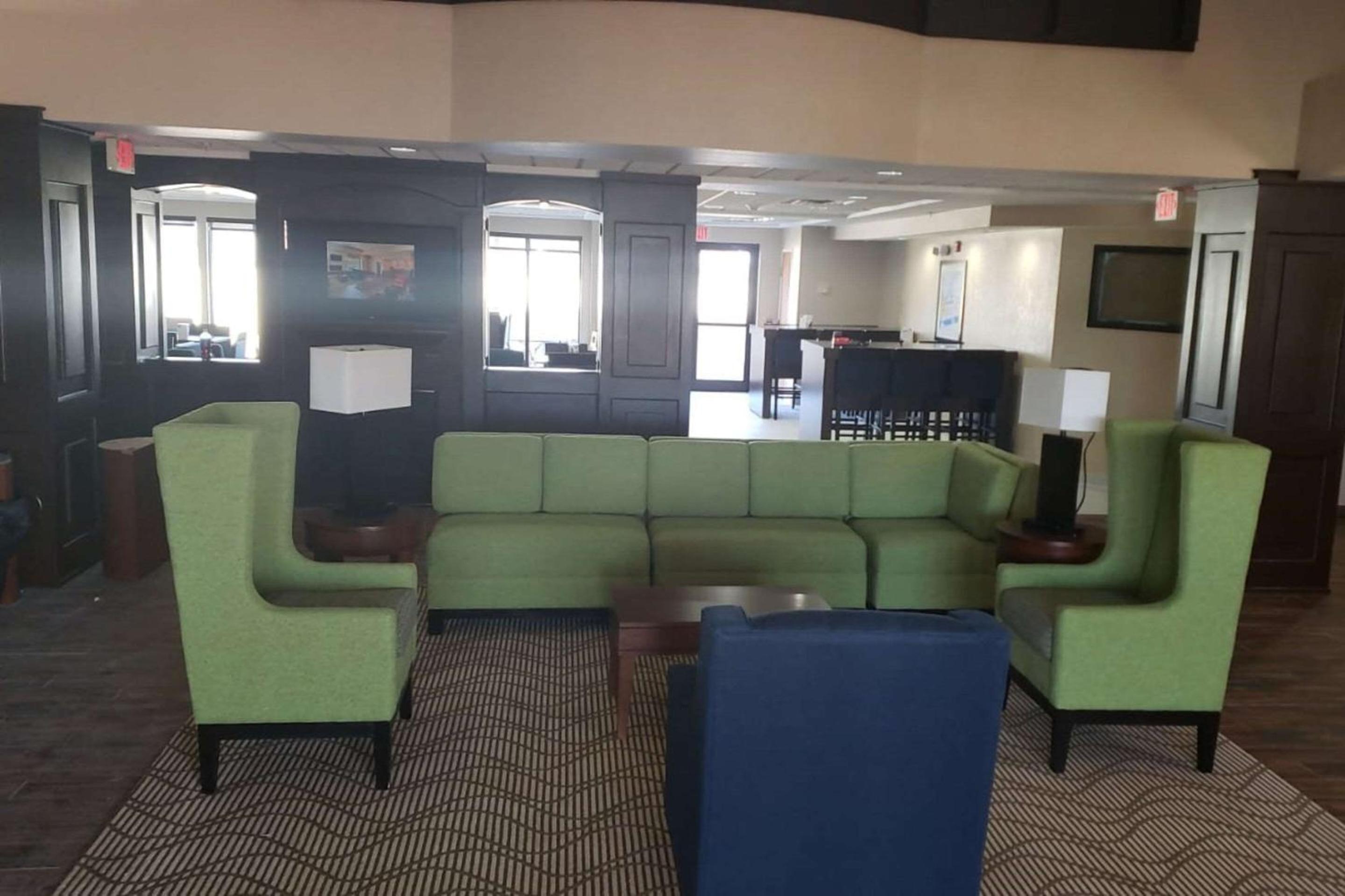 Forsyth Vacations - Comfort Inn  Suites Decatur-Forsyth - Property Image 3