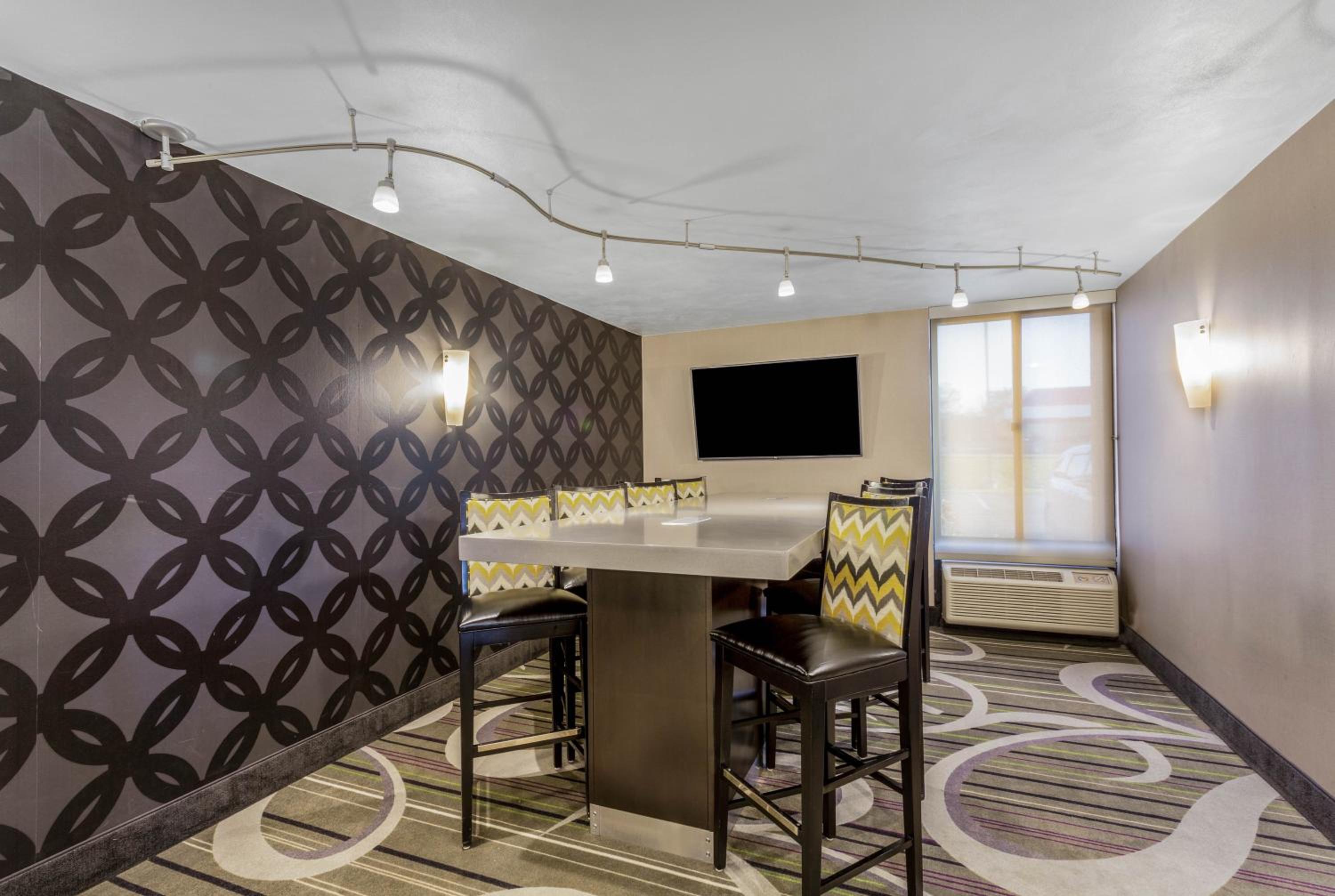 Johnson City Vacations - La Quinta Inn by Wyndham Binghamton - Johnson City - Property Image 1