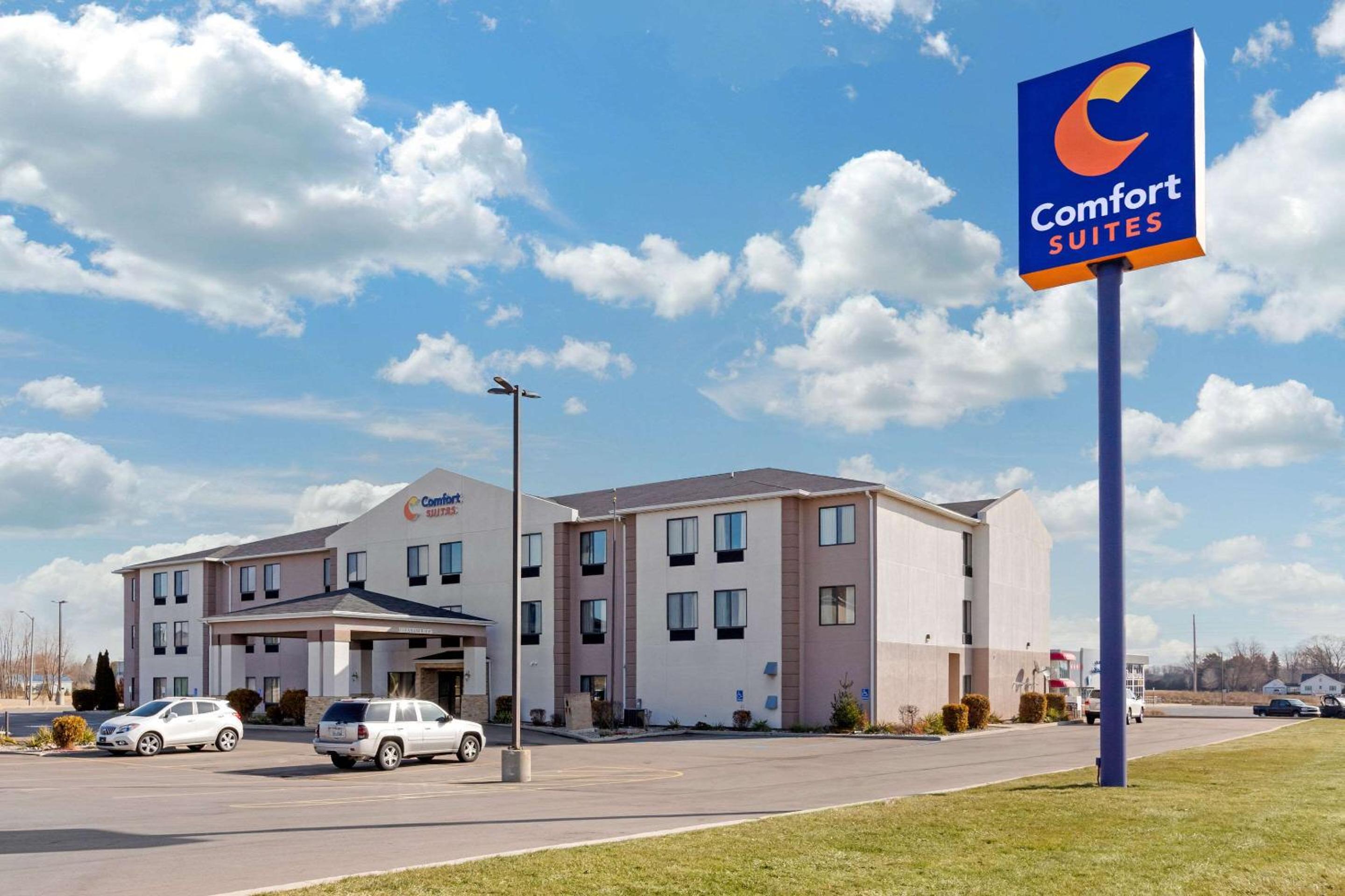 Hotel Comfort Suites South Haven near I-96 - Image 1