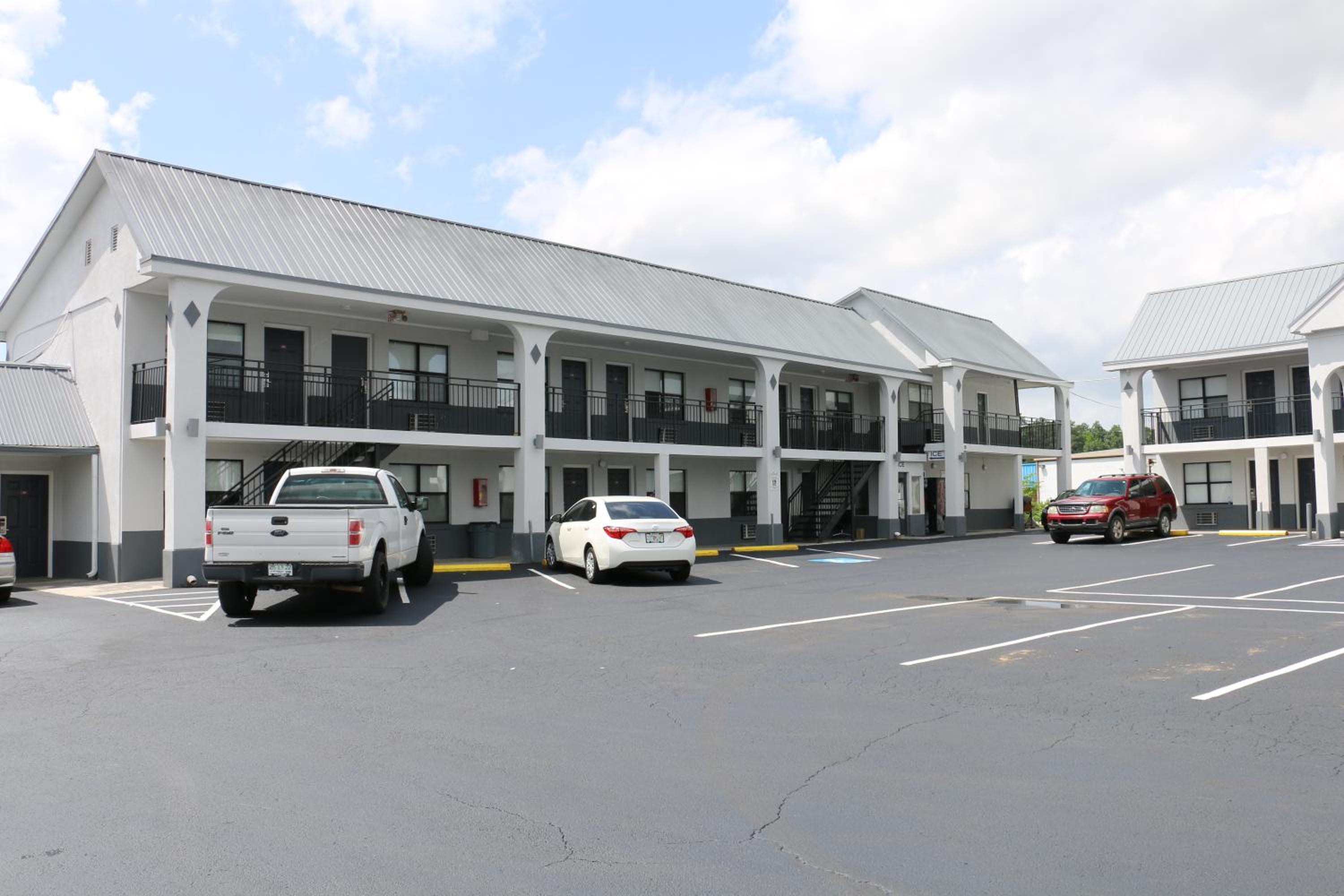 Travelodge by Wyndham Calhoun South I-75