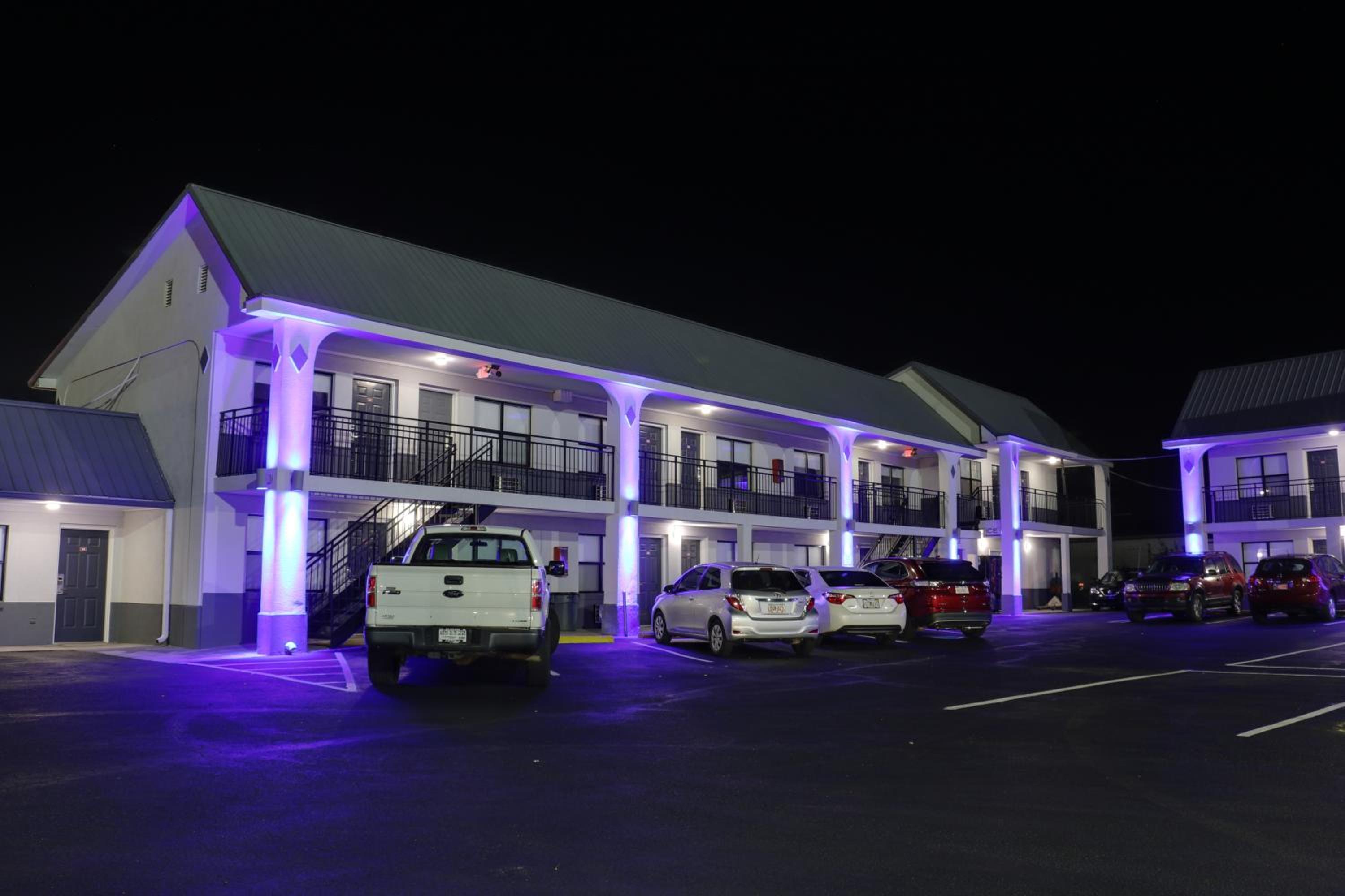 Travelodge by Wyndham Calhoun South I-75