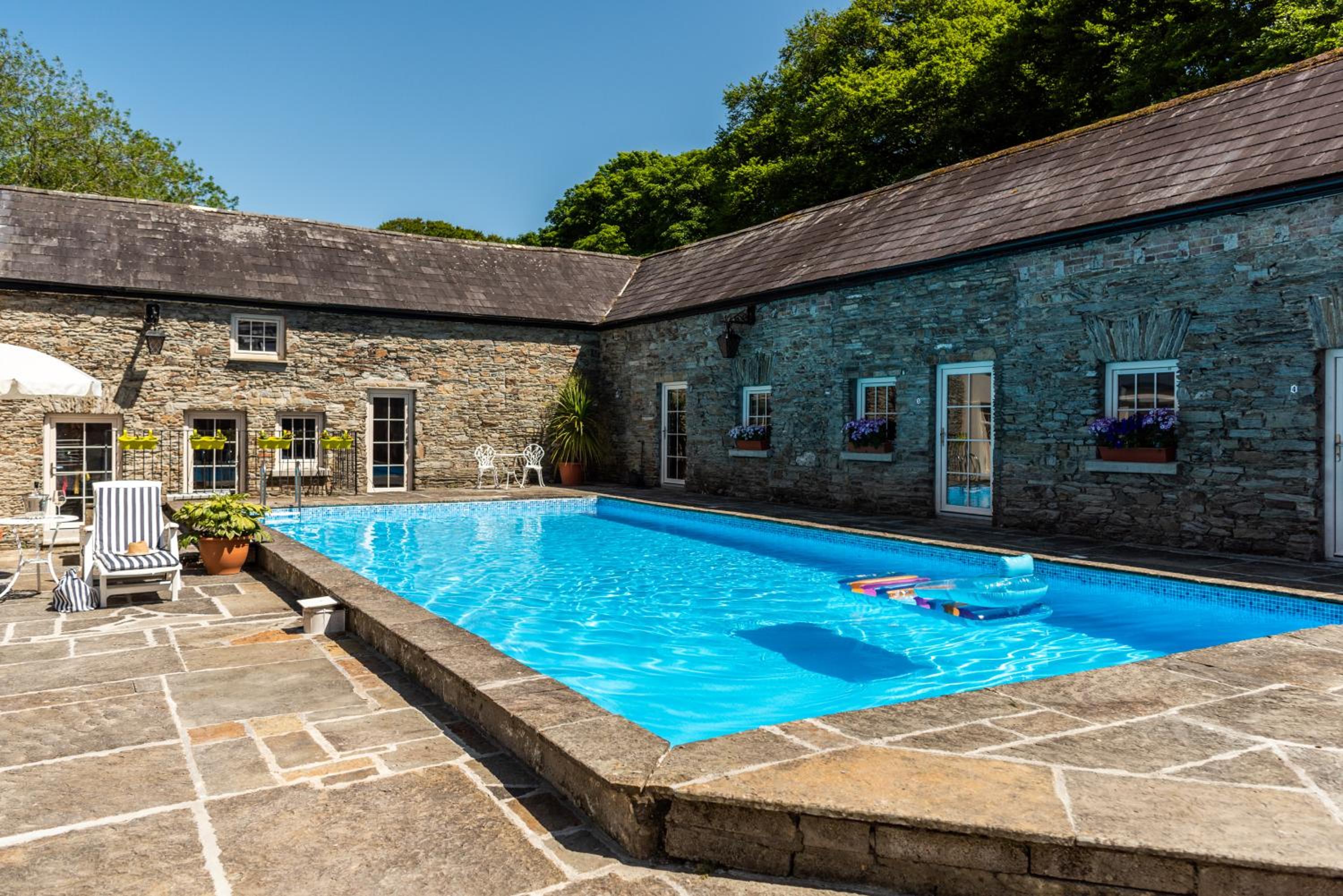 Ardnavaha House Poolside Cottages - see site view 3
