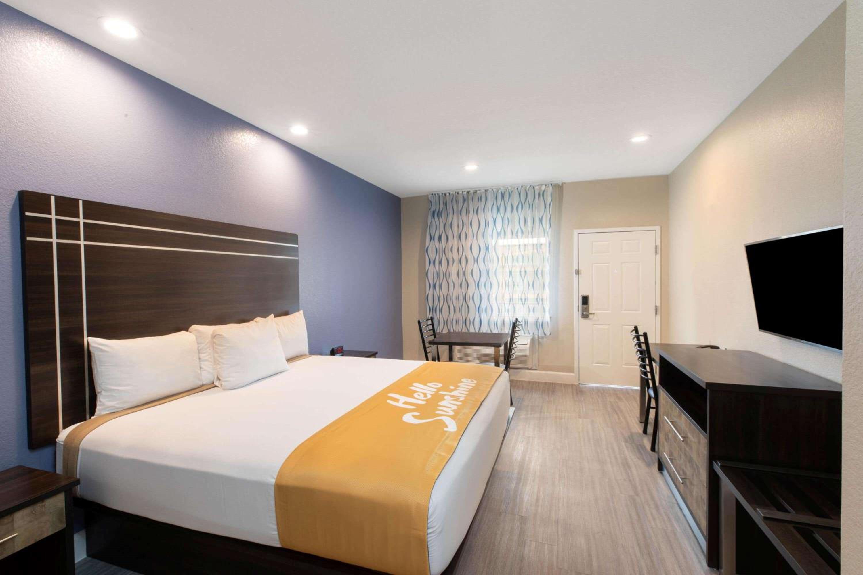 Days Inn & Suites by Wyndham La Porte view 4