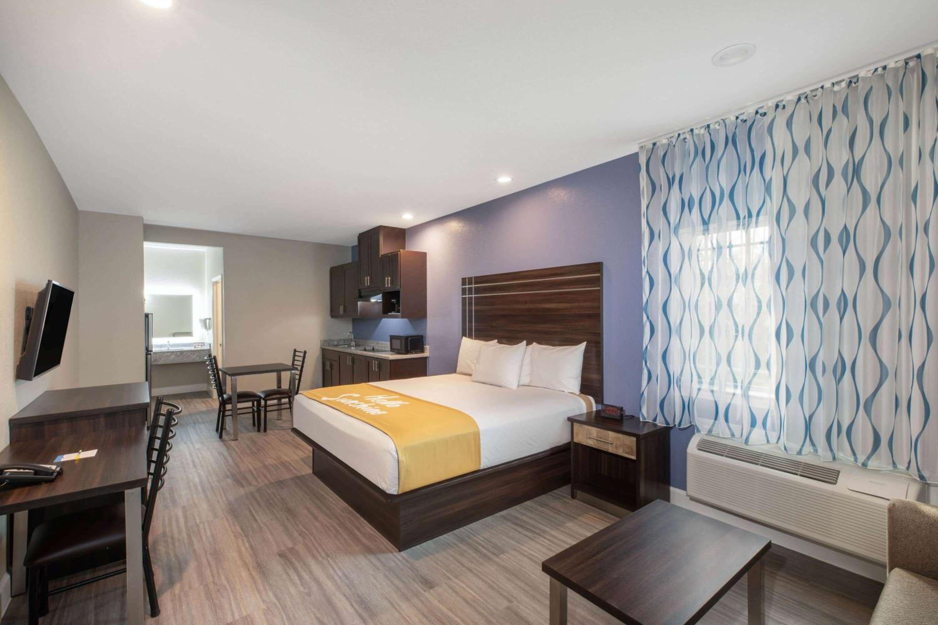 Days Inn & Suites by Wyndham La Porte view 5