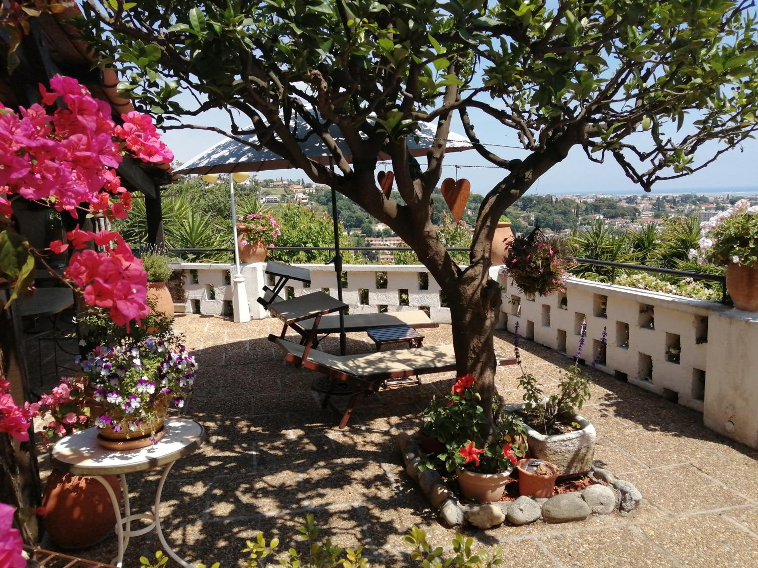 Chambres d'hôtes Les Terrasses du Soleil view 2