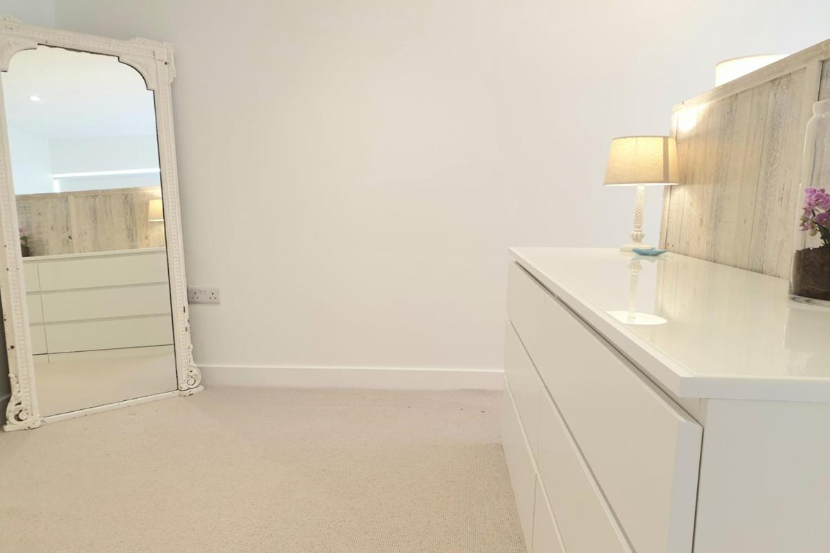 HIGH TIDE- LUXURY DEATCHED BUNGALOW- Sleeps 10 or 12 - Annexe option view 4