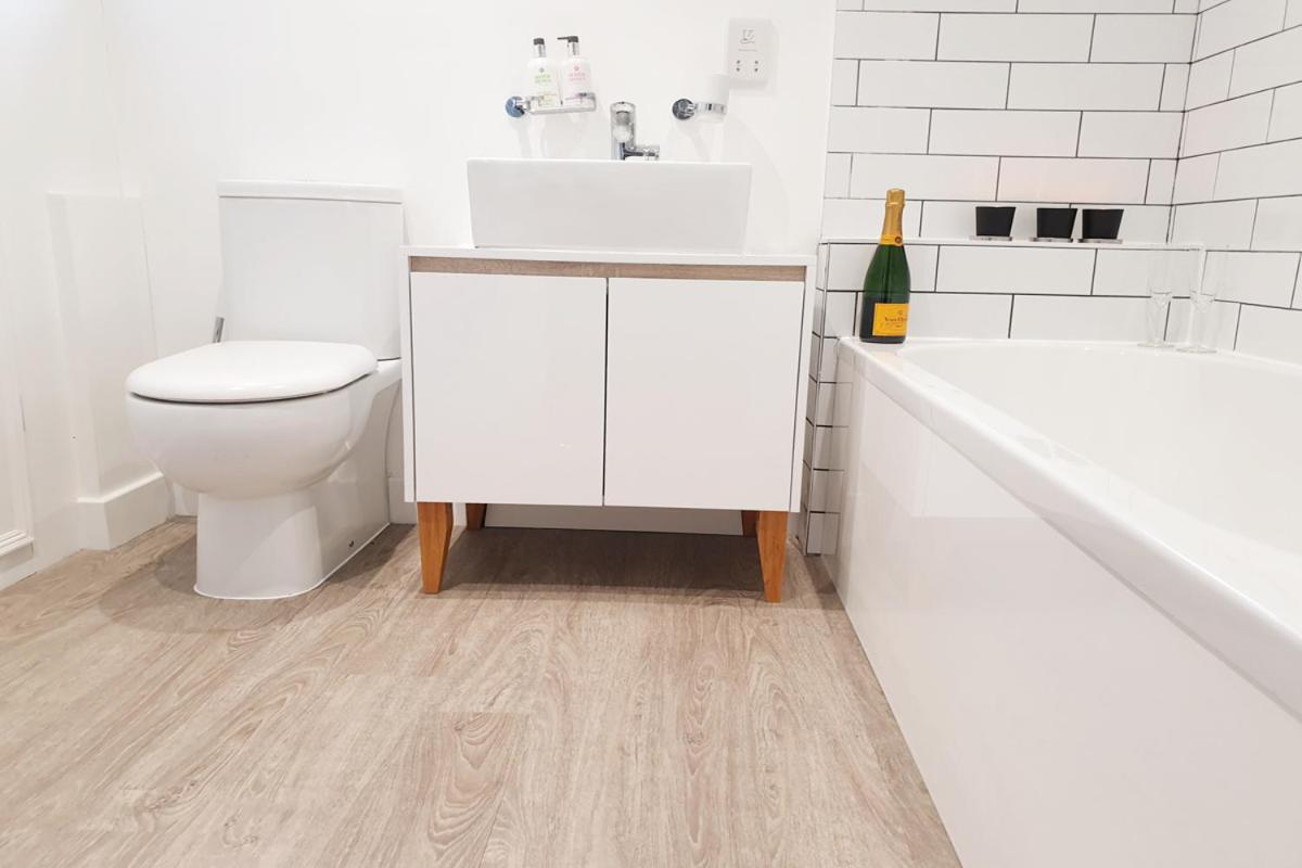 HIGH TIDE- LUXURY DEATCHED BUNGALOW- Sleeps 10 or 12 - Annexe option view 5