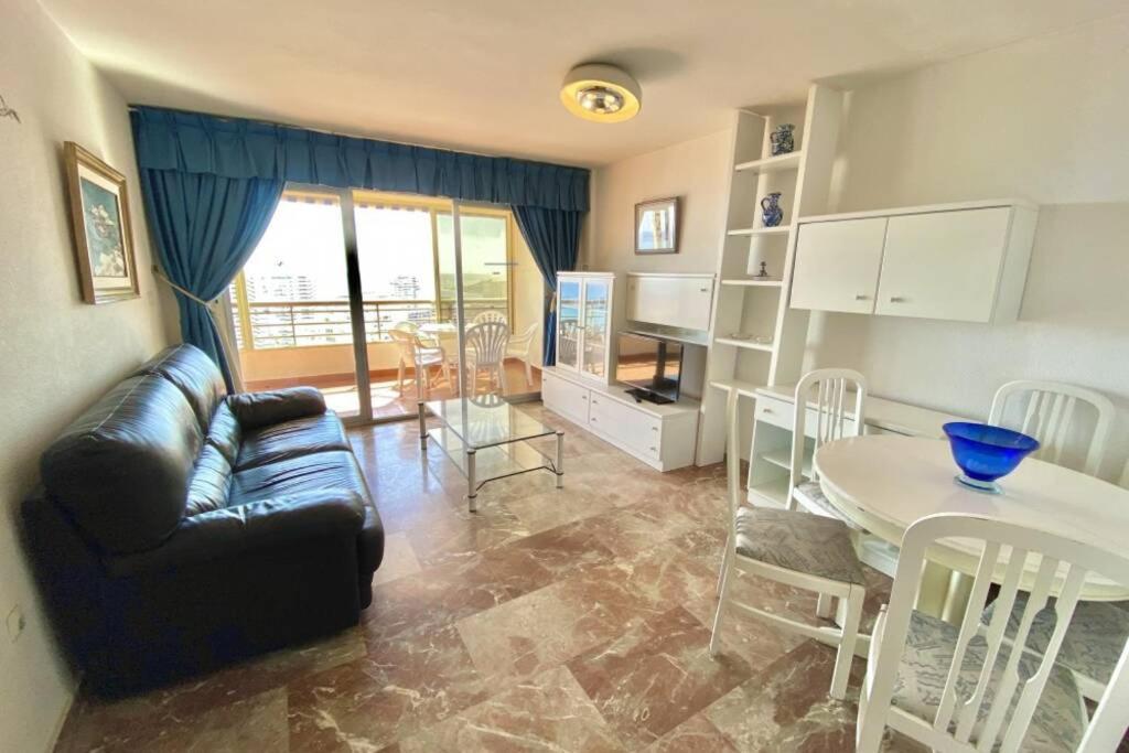 Leo piso 20 apartamento 4 pax Inmobiliaria Leo PLaya de San Juan view 3
