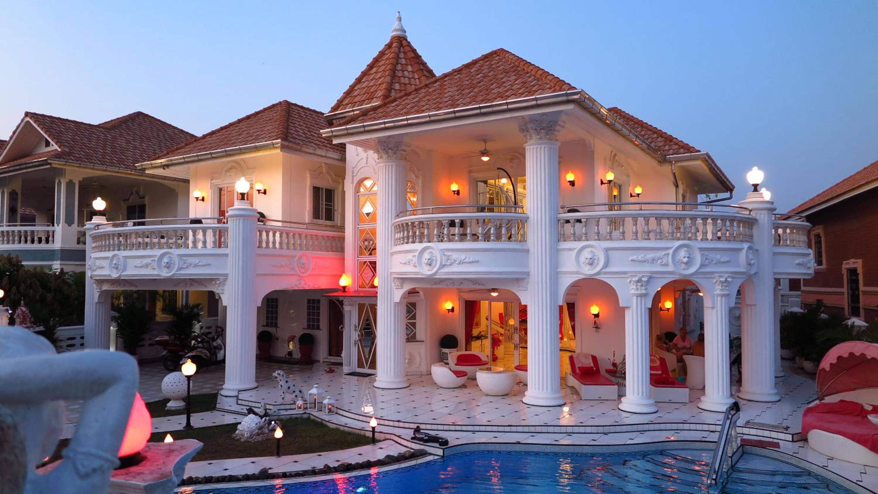 EMPIRELAND Luxury Pool Villa Pattaya Walking Street