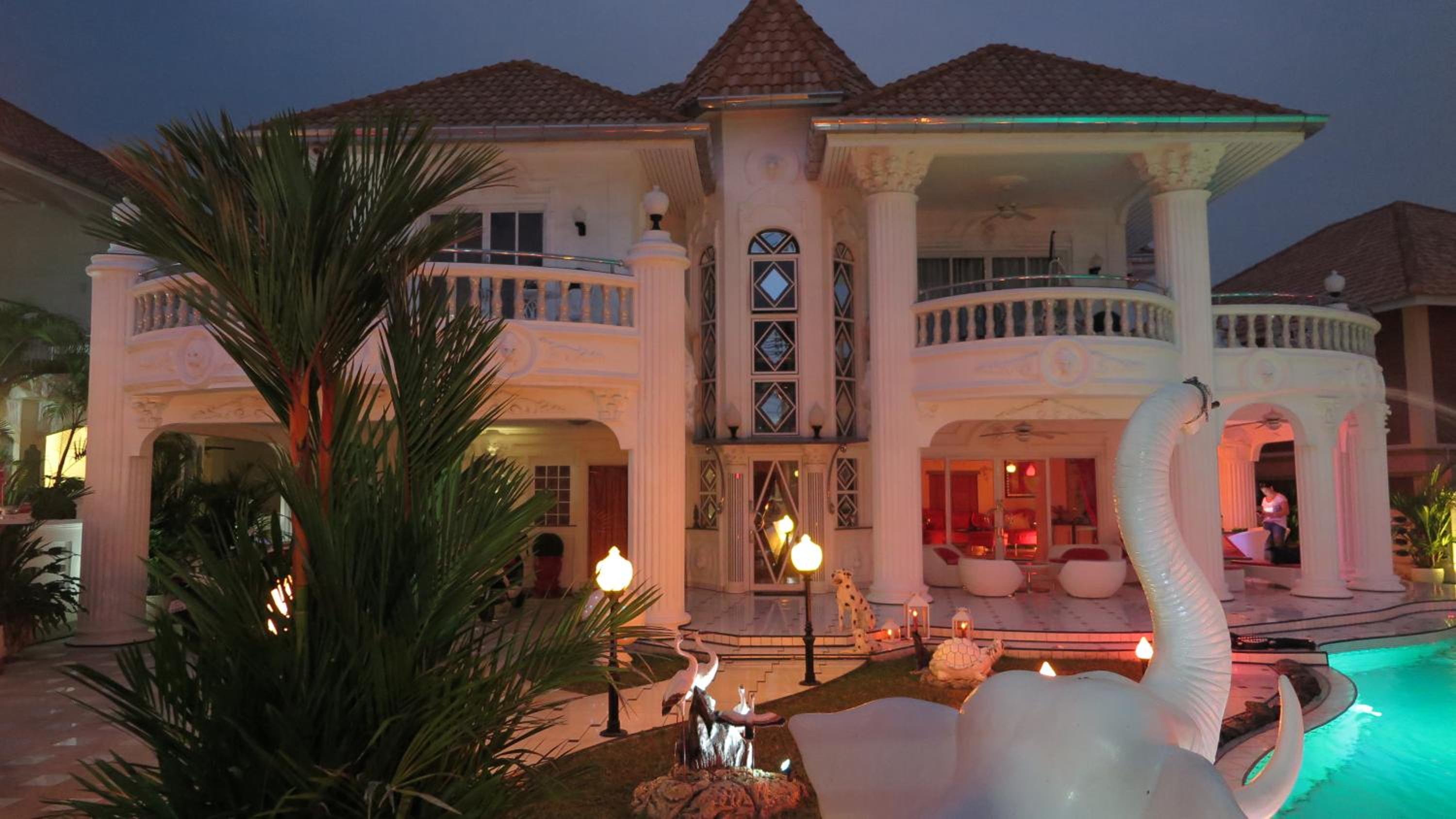 EMPIRELAND Luxury Pool Villa Pattaya Walking Street
