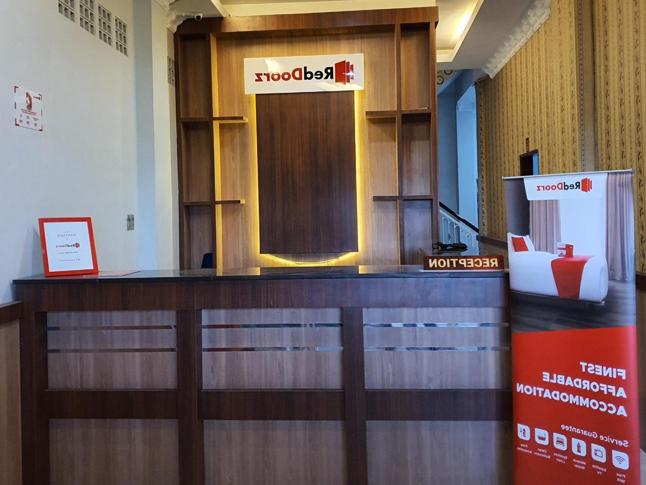 Hotel RedDoorz near CitraLand Gama City Medan - Image 1