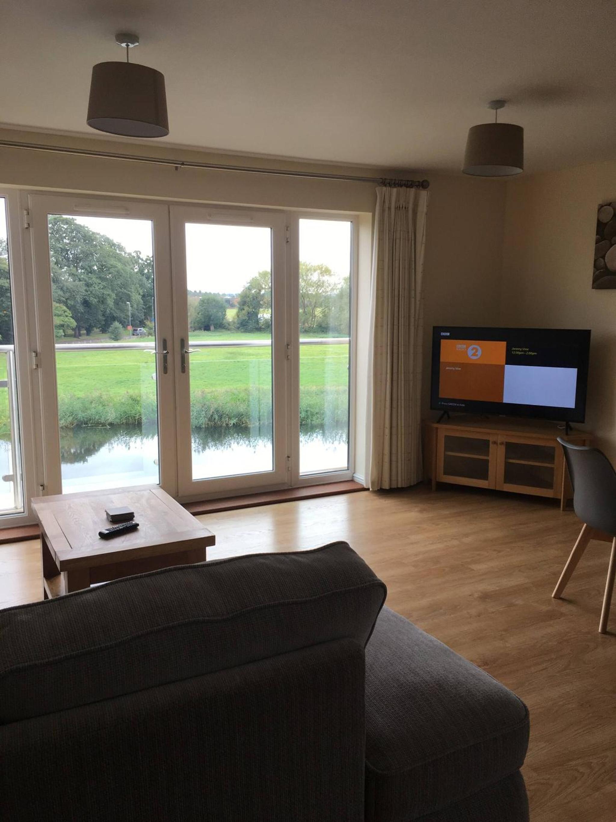 Riverside Penthouse 2BR 2 Bath 2 Parking View Near St Neots view 3