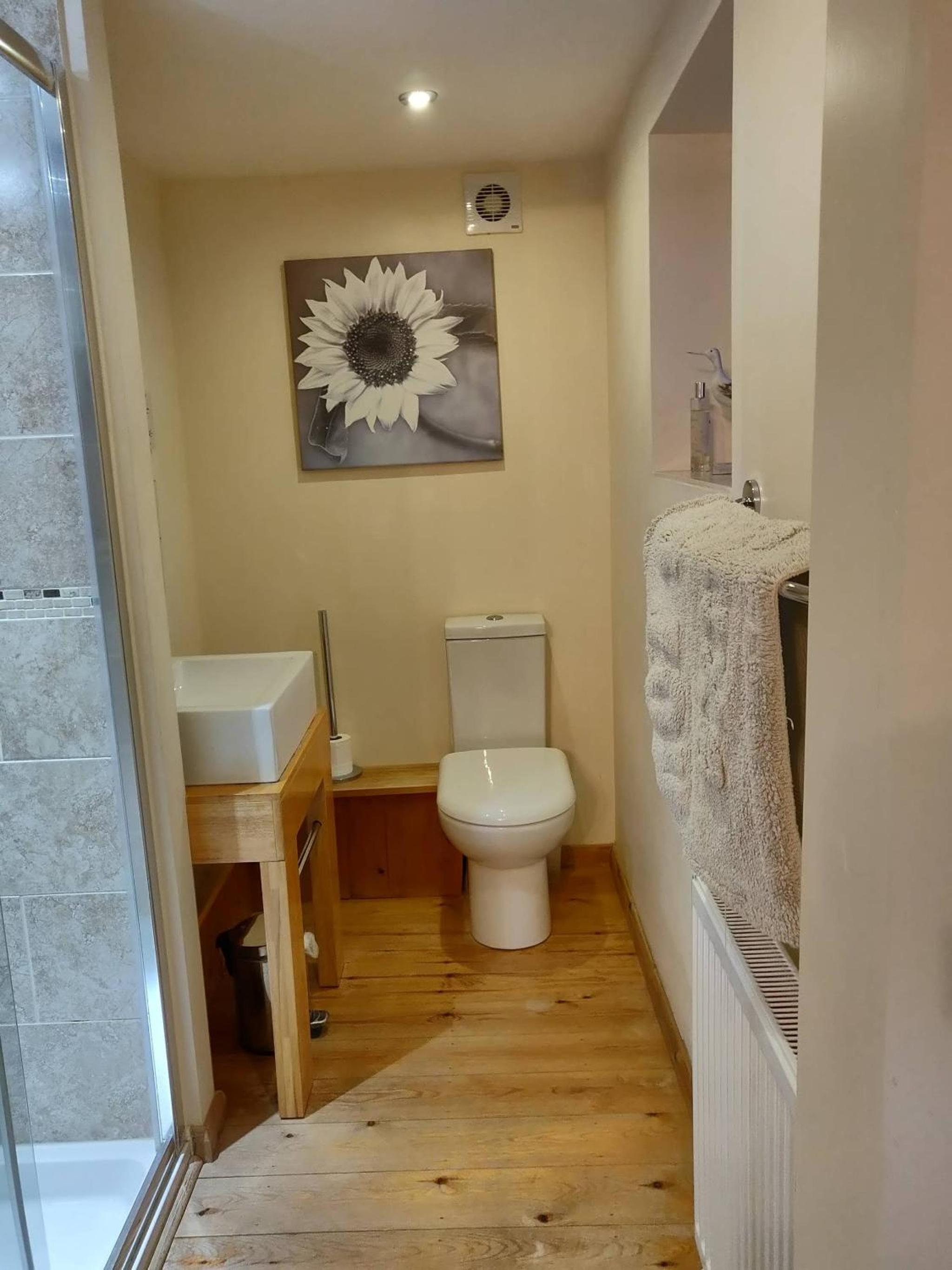 4BR 4 Bathroom Cottage Parking Garden Near St Neots