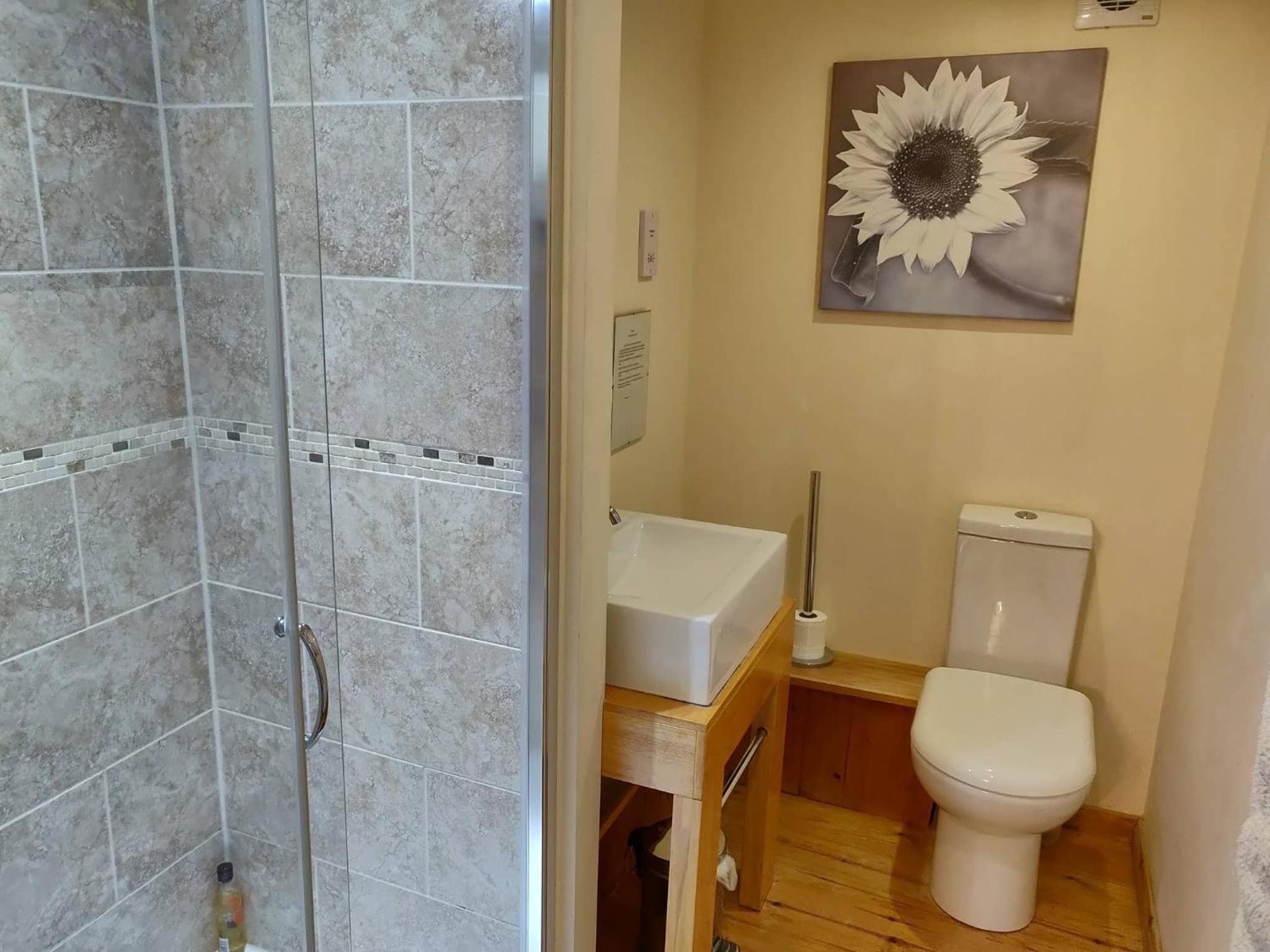 4BR 4 Bathroom Cottage Parking Garden Near St Neots