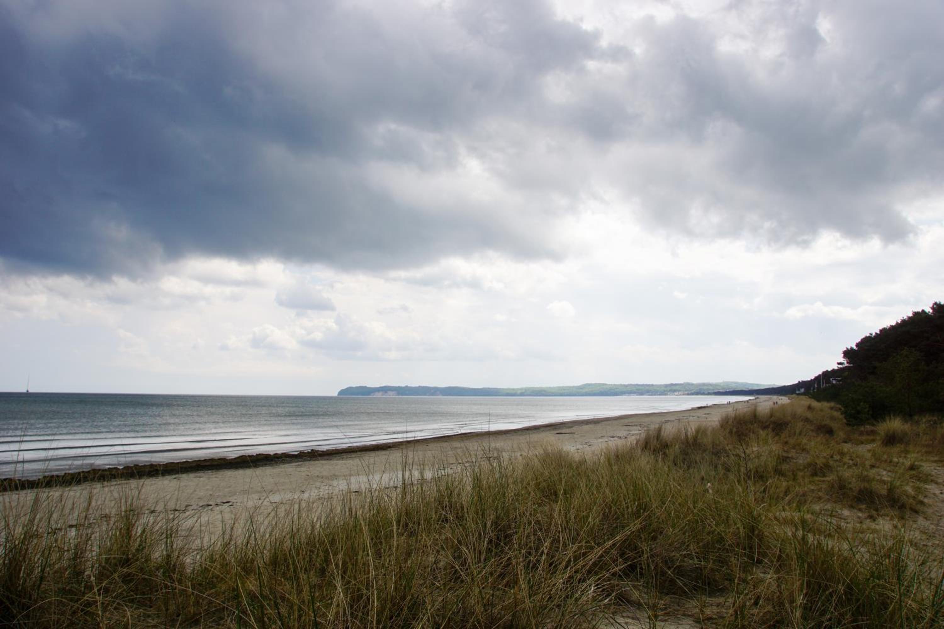 Prora - Modernes Apartment mit Balkon und Strandkorb am Strand - MeerSonneWind