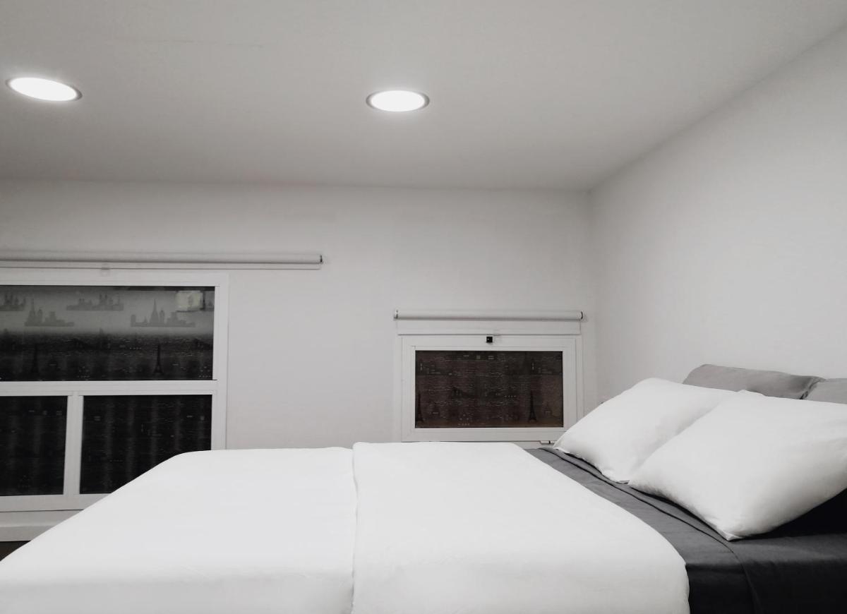 HomeForGuest BIOMA Modern & Minimalist Apartment photo 5