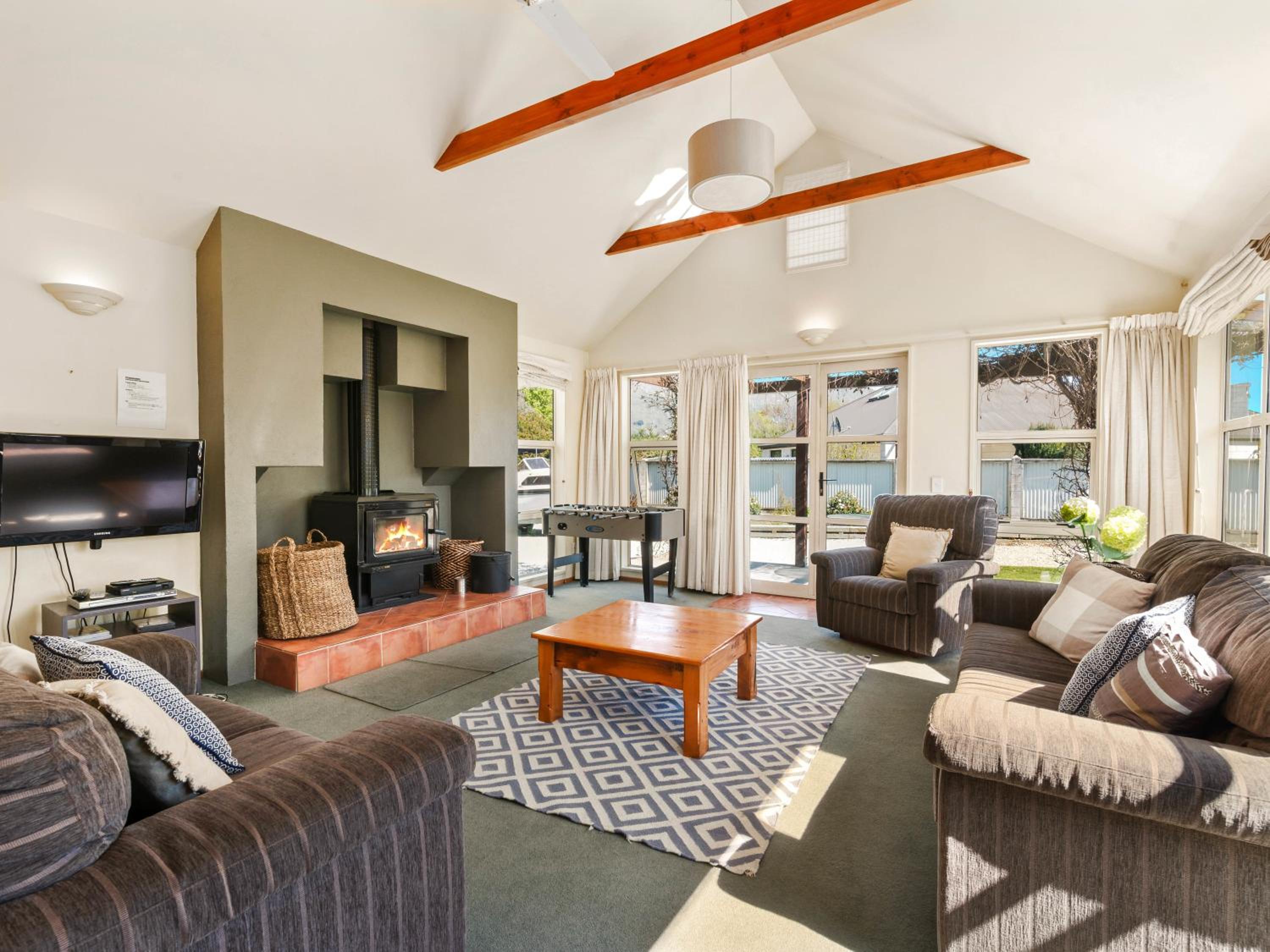 Charming on Cherry - Wanaka Holiday Home view 3