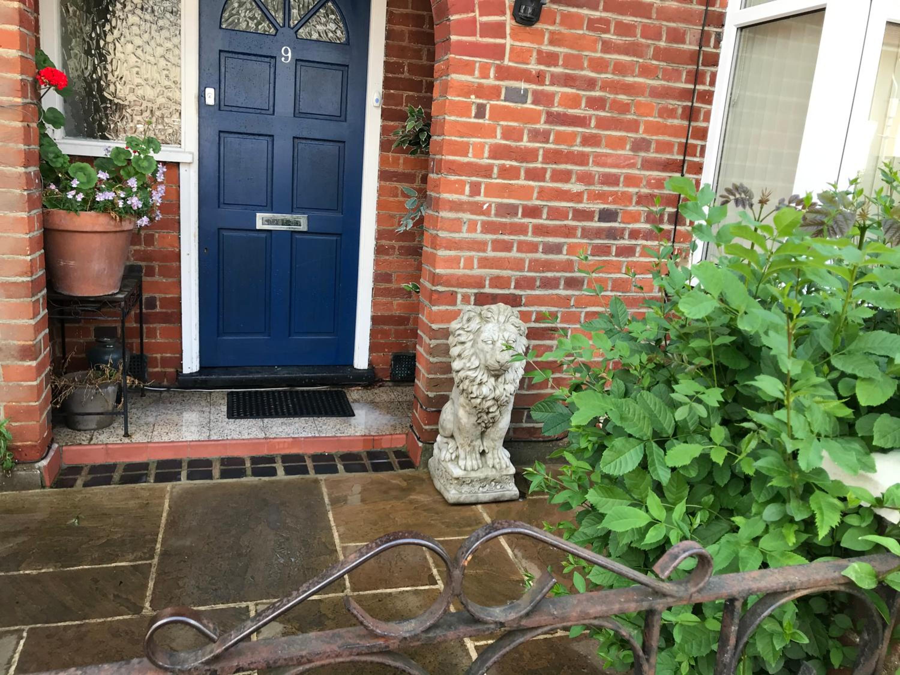 Parking up 2cars 4 Bedrooms House in St Albans City view 2