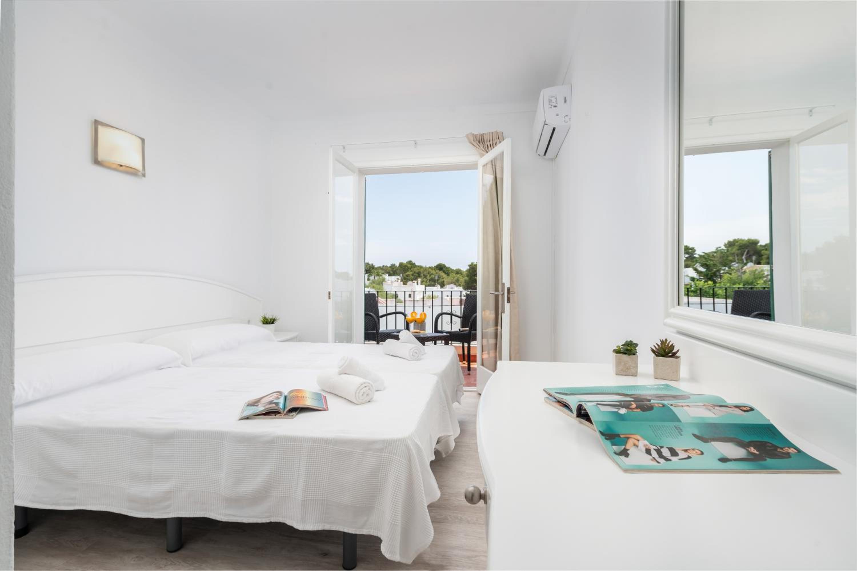 Hostal Talamanca en Cala d´Or — hotel room
