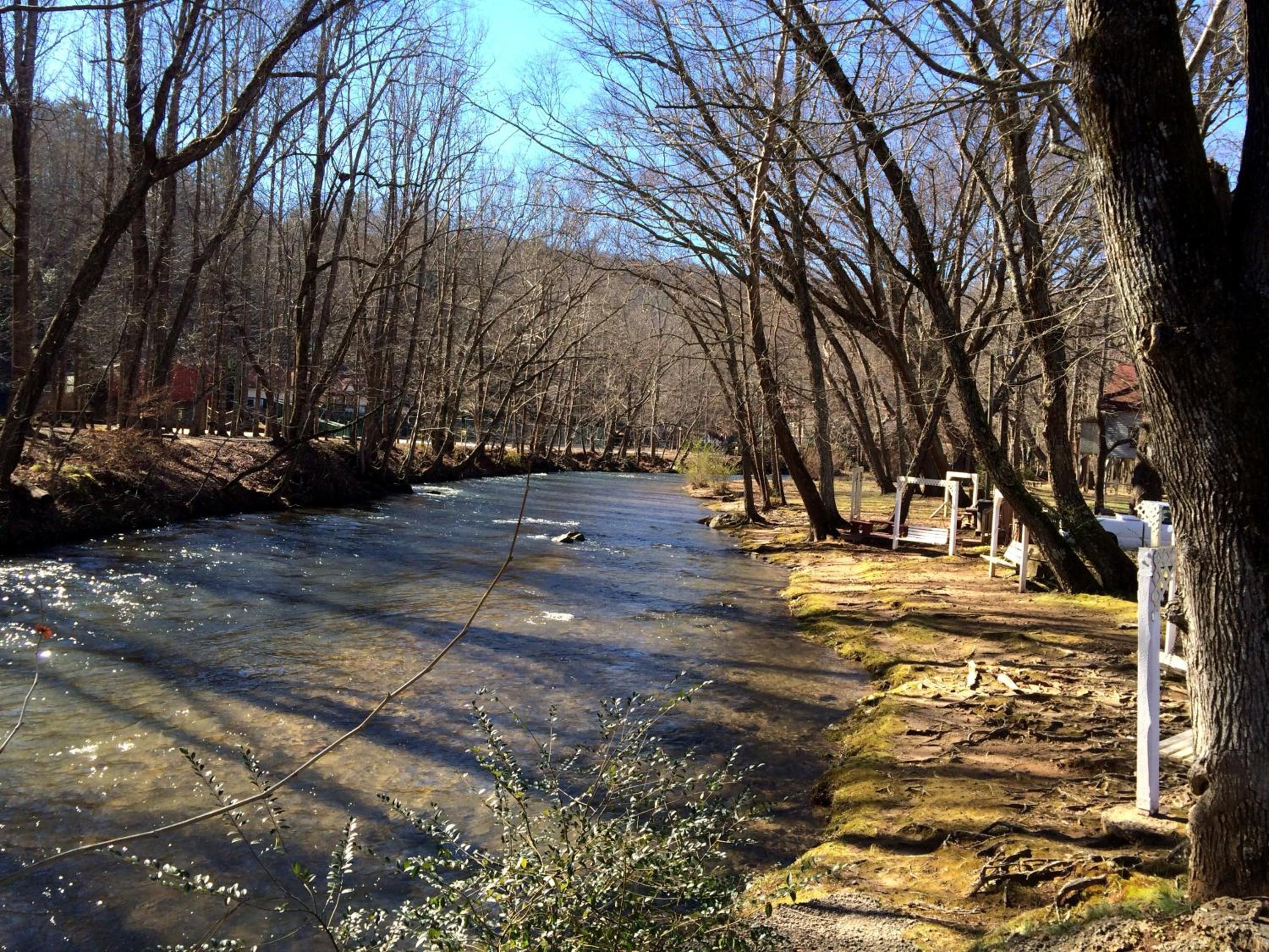 Riverbend Motel & Cabins