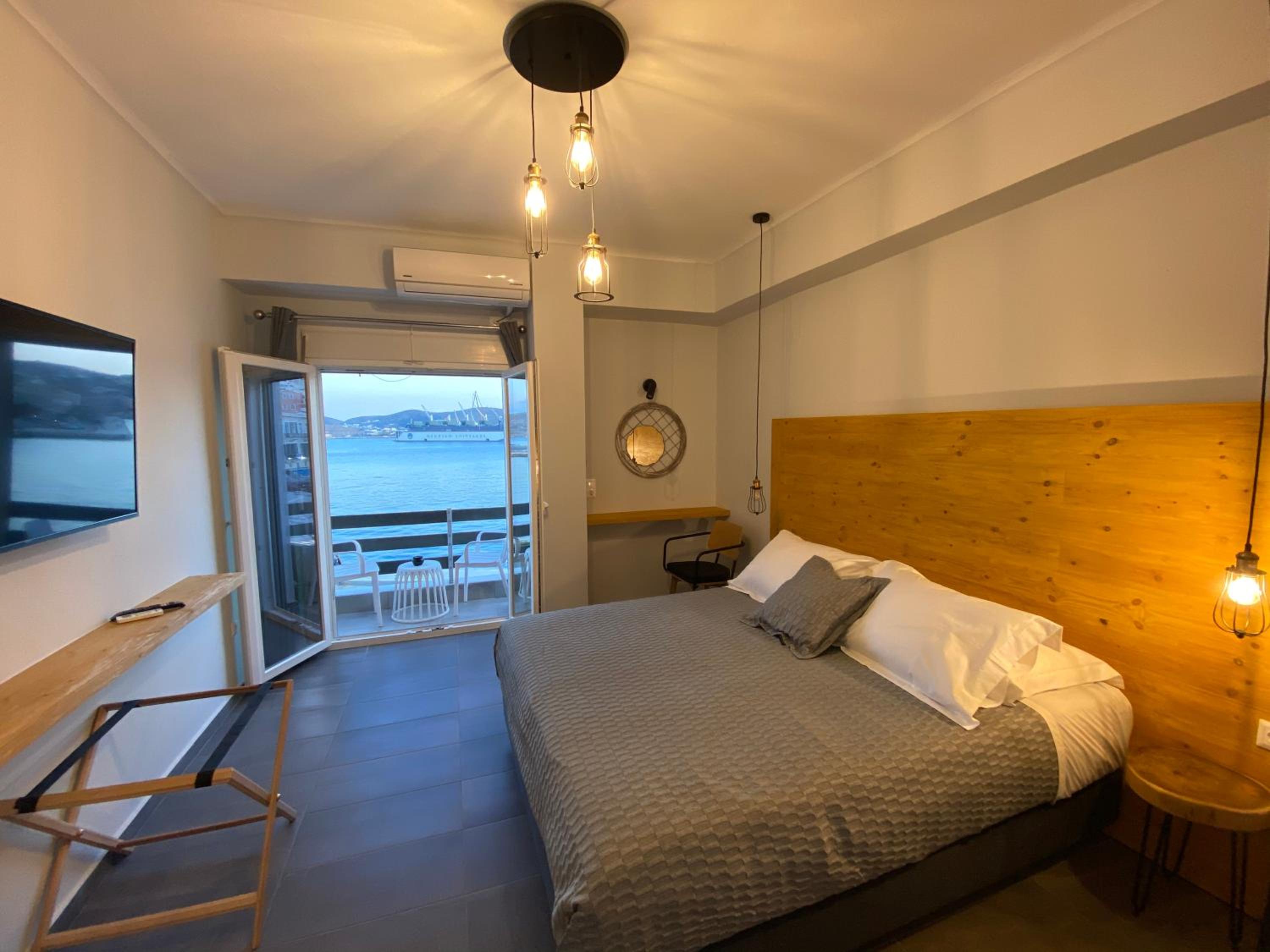 DIIO Suites en Ermoupoli — hotel room
